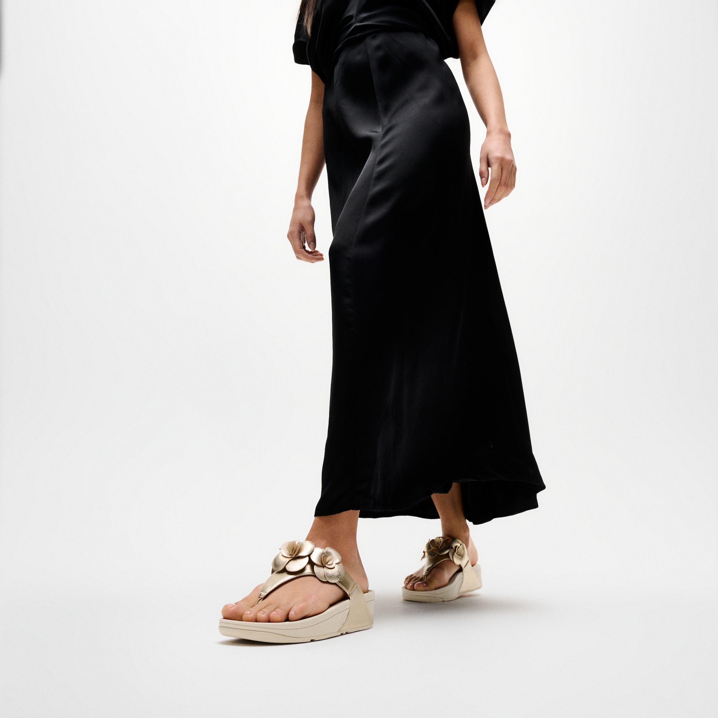 Fitflop Dianette »LULU FLOWER TOE-POST SANDALS«  Keilabsatz, Zehentrenner, Sommerschuh mit modischer Blütenverzierung