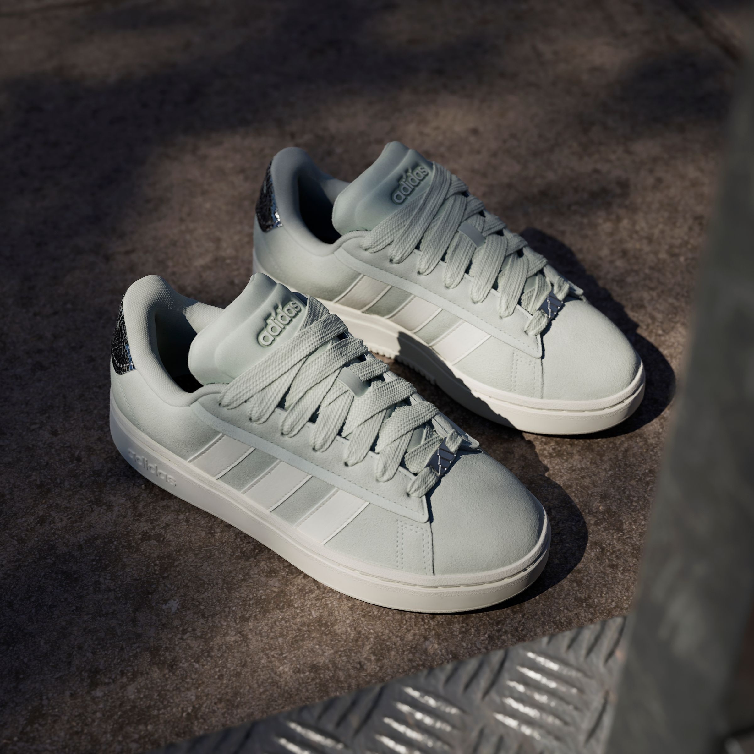 adidas Sportswear Sneaker »GRAND COURT ALPHA 00S«, Design inspiriert vom adidas Campus 00