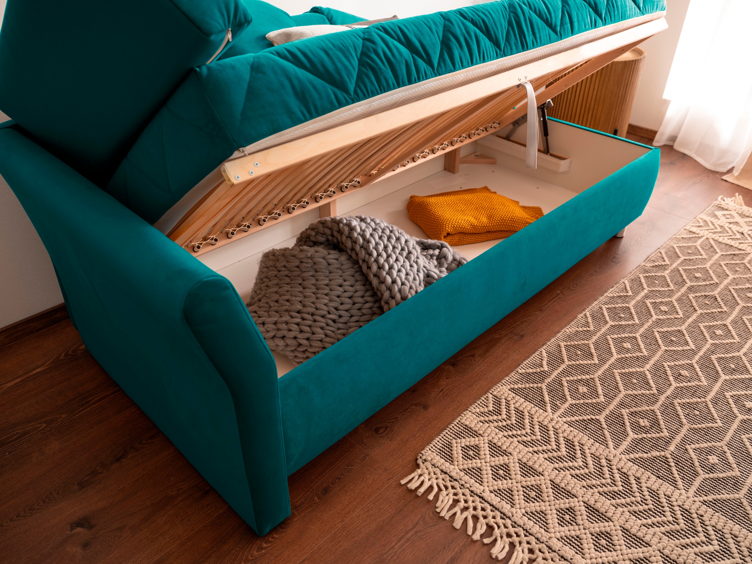 alina Schlafsofa, Bettkasten, Zierkissen-Set aus: 2 Stk. 40x40cm, 1 Stk. 30x30cm