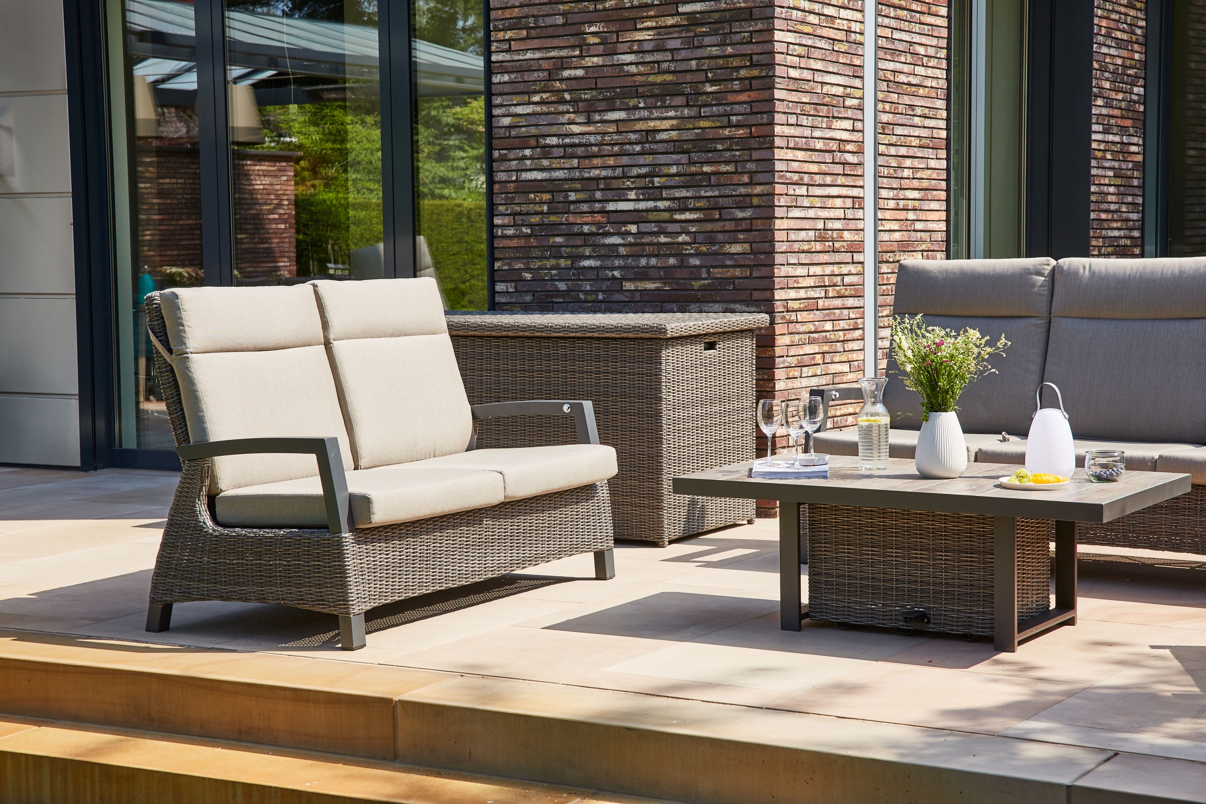 Siena Garden Gartenlounge-Bank »CORIDO Lounge 2er Sofa in charcoal grey« Gestell Alu matt anthrazit, mit Sitz- u. Rückenkissen taupe meliert