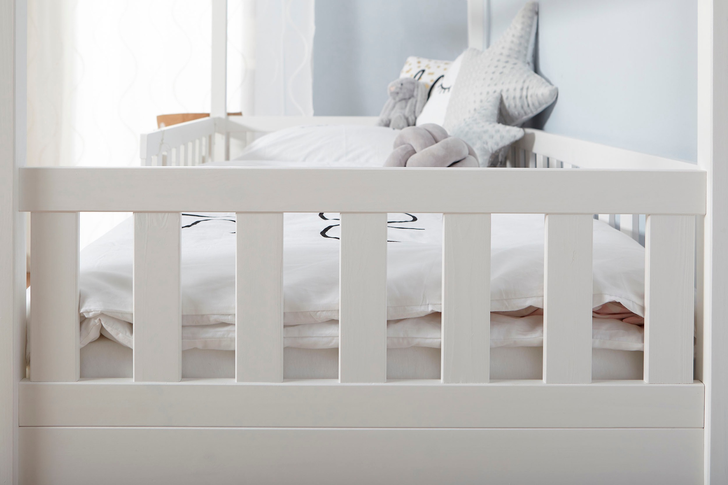 Ticaa Hausbett »Traumhaus«, Hausbett, aus Kiefer Massivholz, inkl. Rollrost