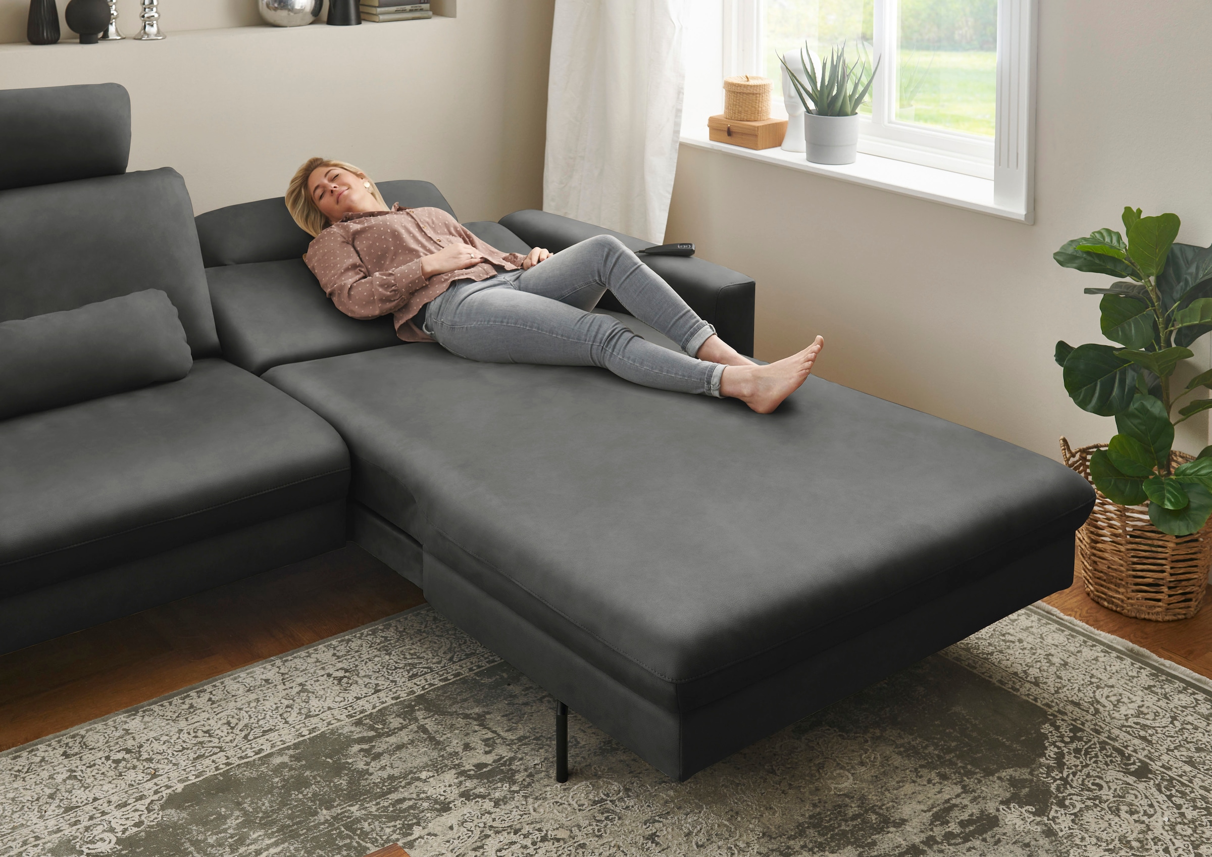 Die PlanBar Ecksofa »PN-EM20028 L-Form mit Kopfstützen«, wahlweise mit motorischem Canape