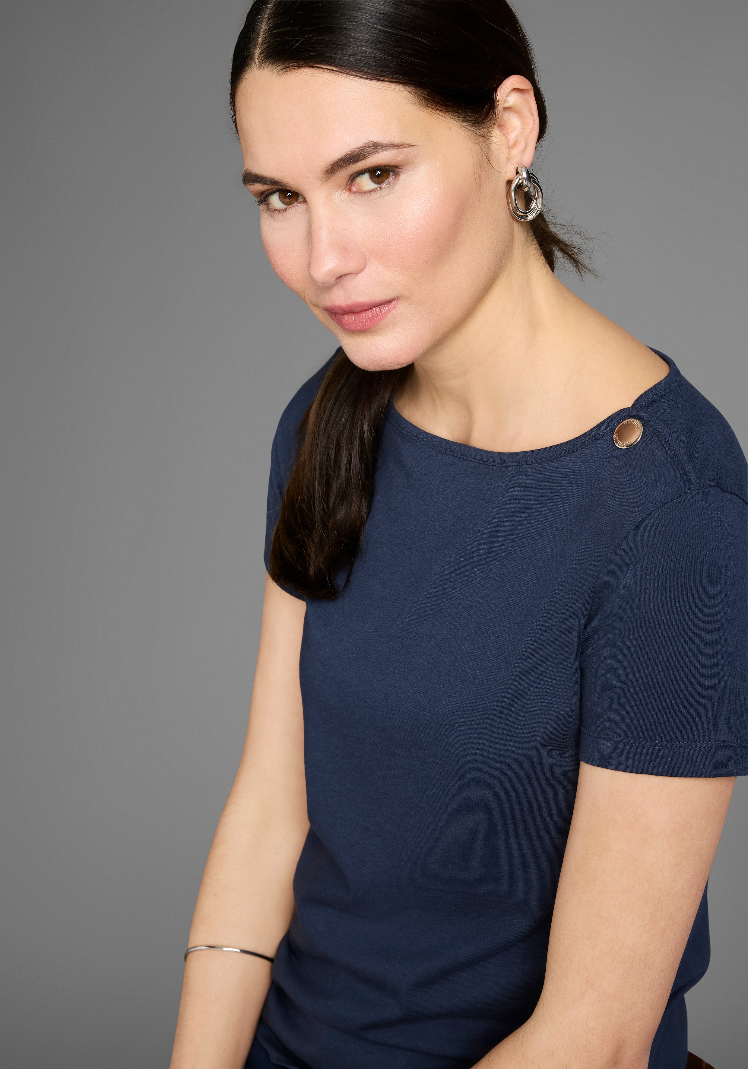 Thumbnail - HECHTER PARIS Rundhalsshirt mit gebrandeten Zierknöpfen