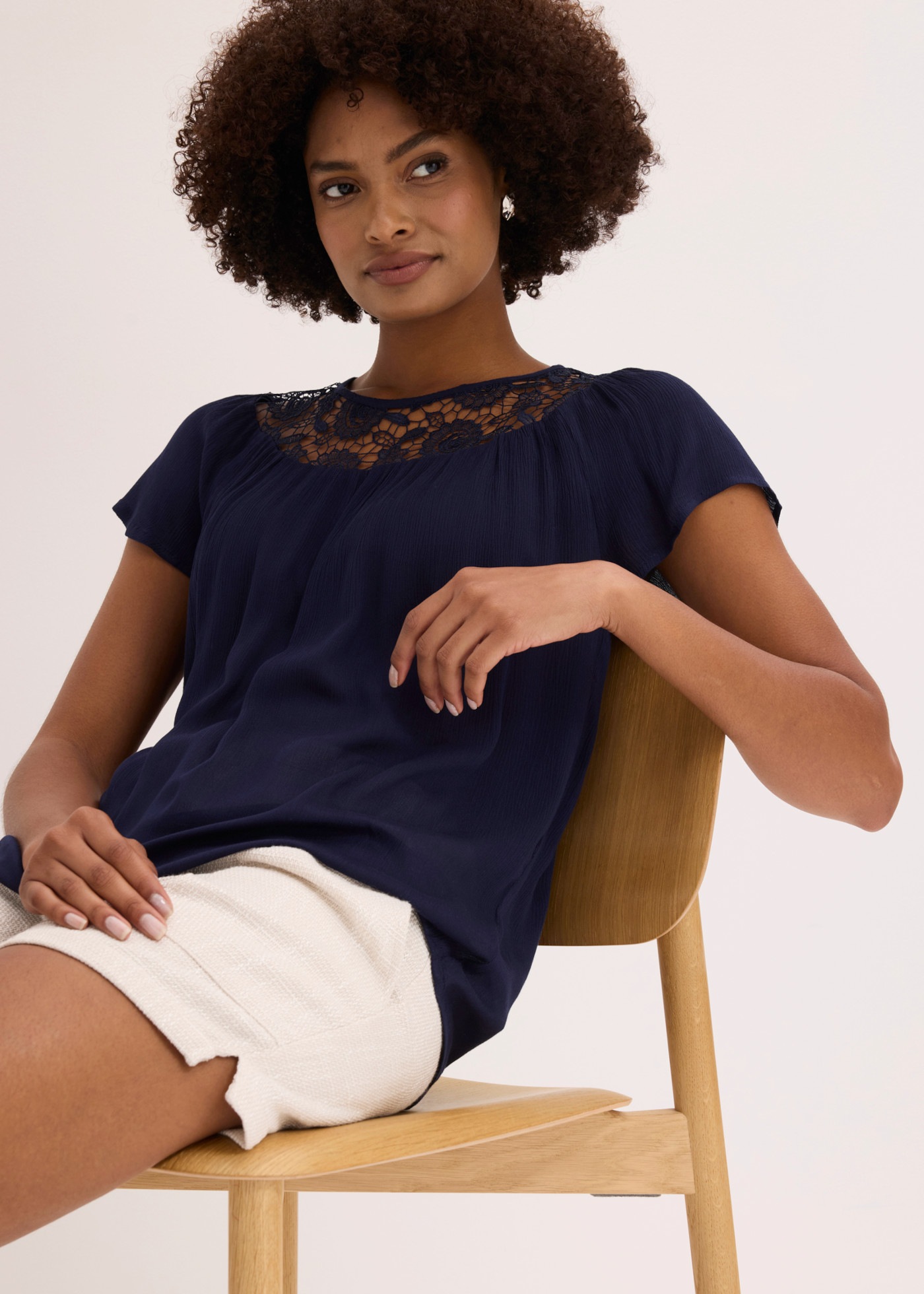 bonprix Kurzarmbluse »Bluse aus reiner Viskose« bequeme Passform, Crêpe aus Viskose, mit tollem Spitzeneinsatz