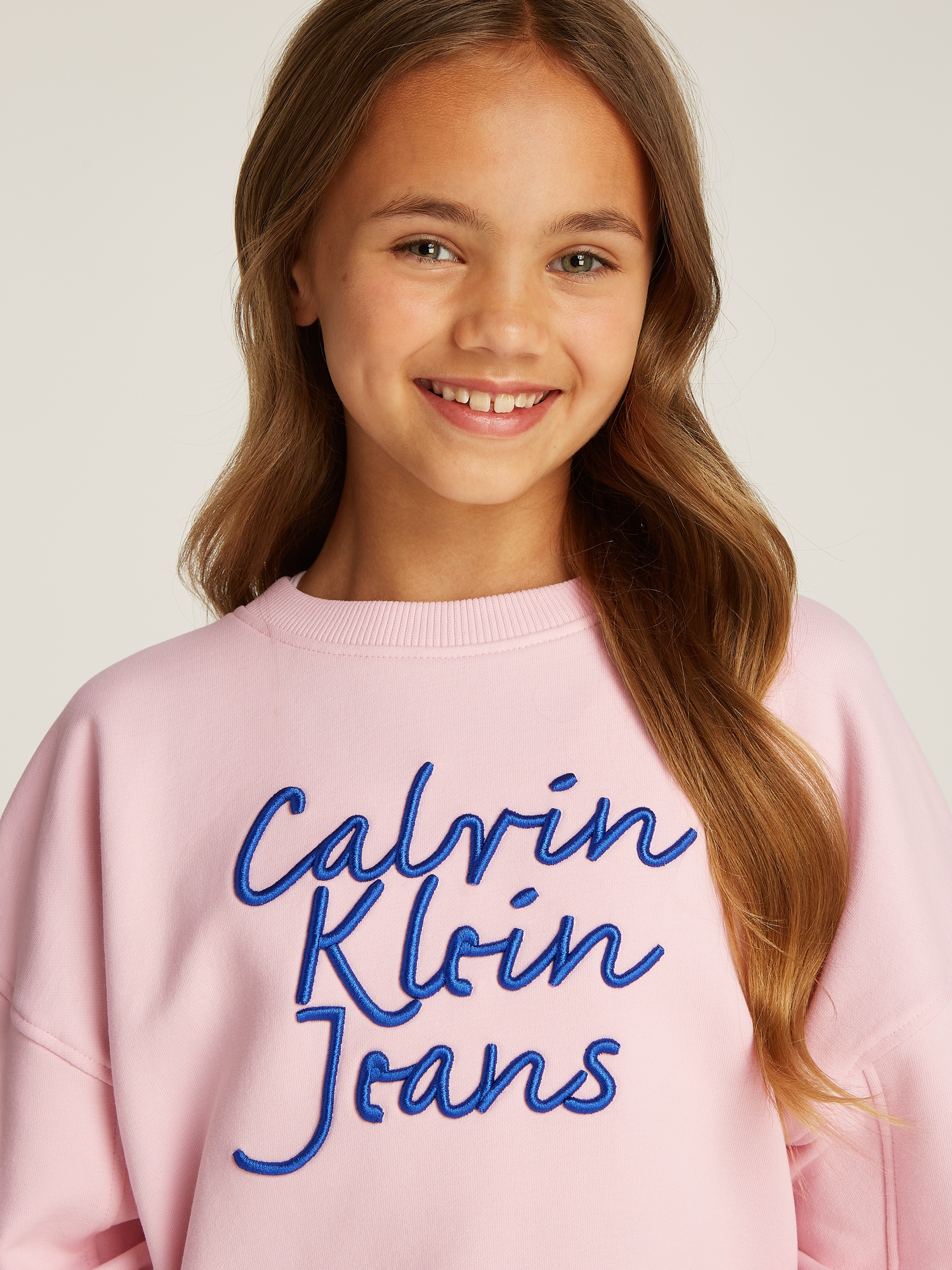 Calvin Klein Jeans Sweatshirt »HANDW LOGO EMBR CN SWEATSHIRT«, für Kinder bis 16 Jahre mit Logostickerei