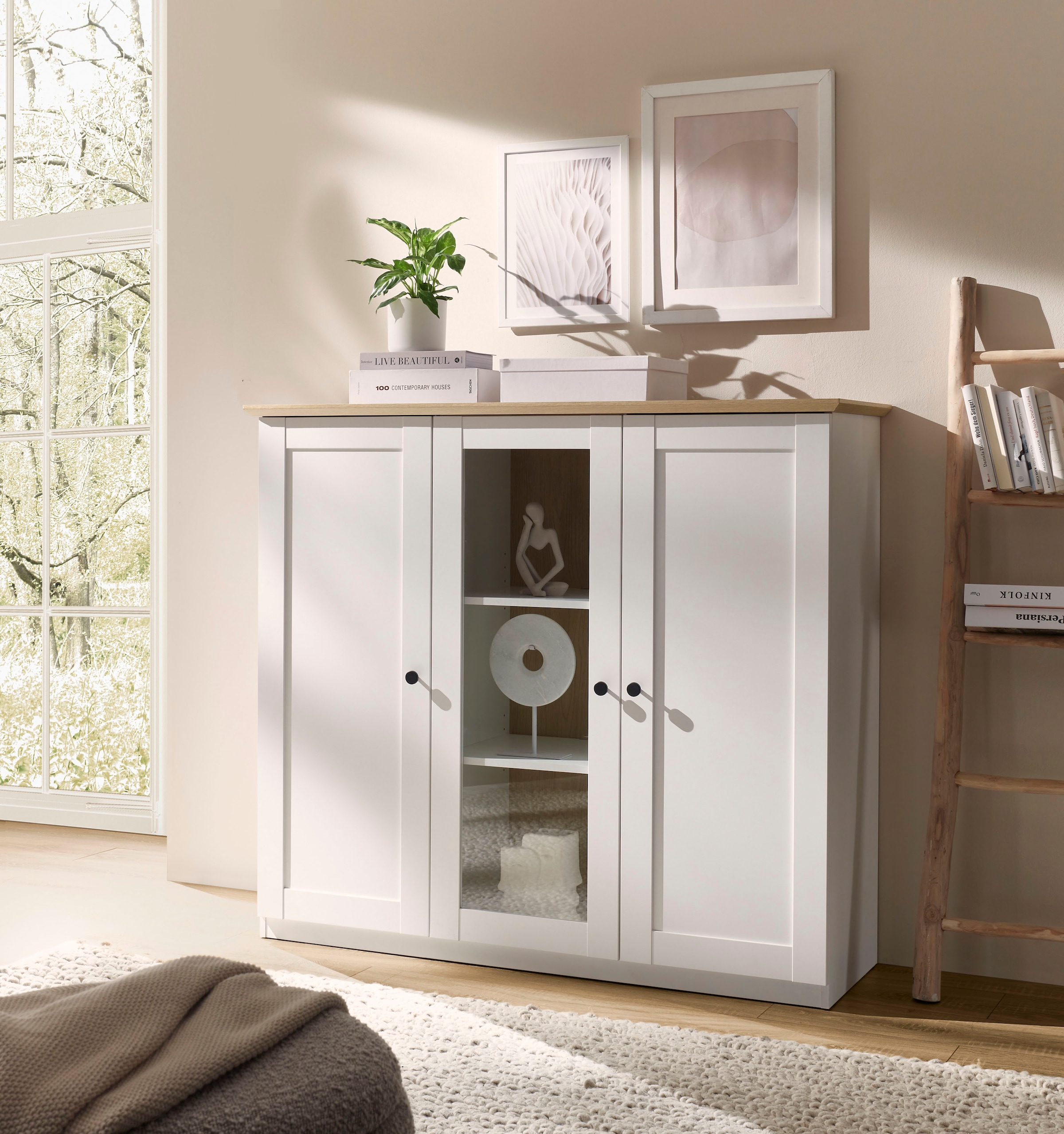 OTTO home Highboard »Brest, Schrank im Landhausstil, Sideboard, zeitloses Stauraumelement« schwarze Metallgriffe, ausreichend Stauraum, Glastür, 139 cm breit