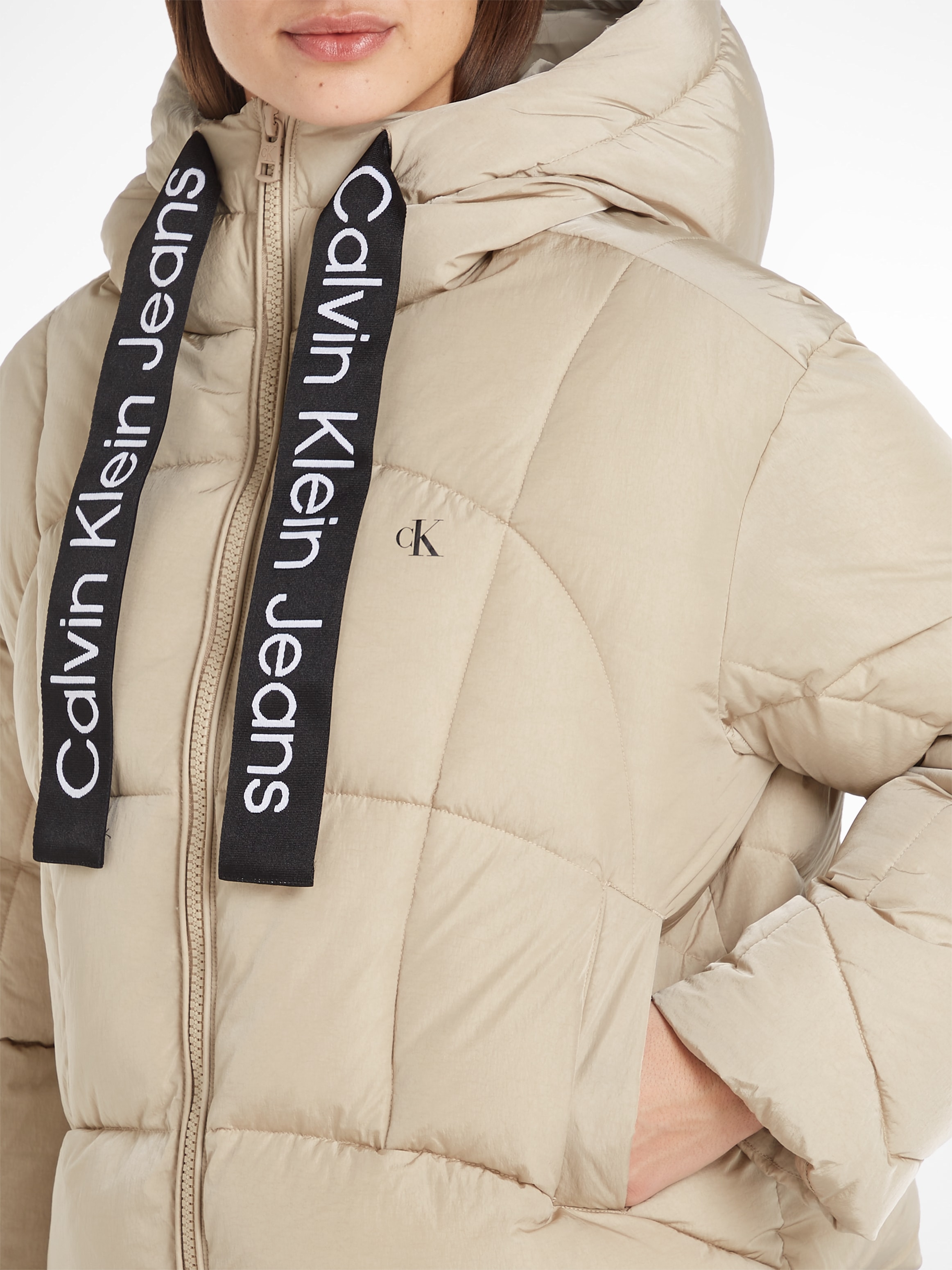 Calvin Klein auf PUFFER«, kaufen Outdoorjacke Kapuze Rechnung Jeans | DRAWSTRING SHORT BAUR »LOGO mit