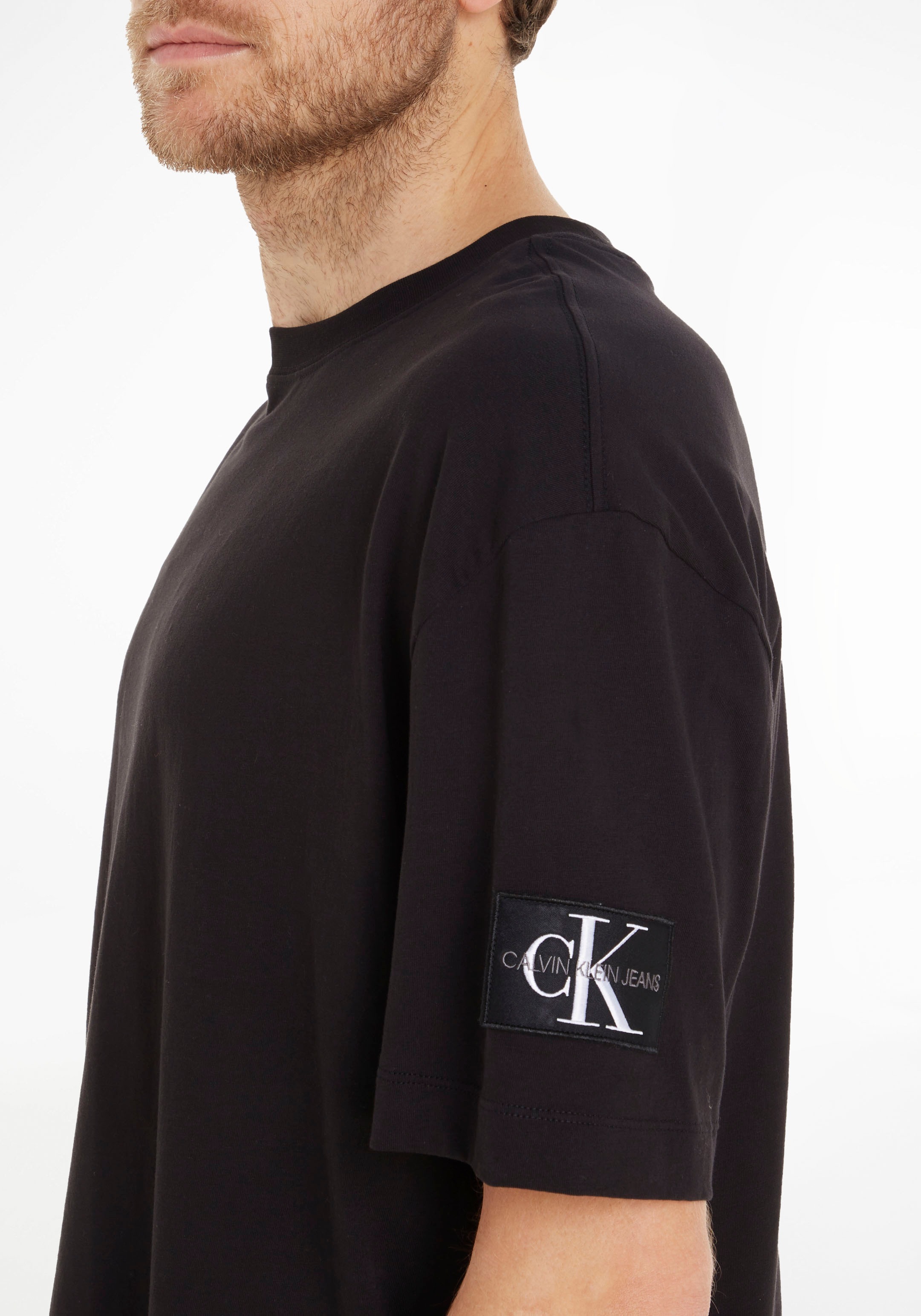 dem Klein ▷ auf Logo-Badge BAUR kaufen OVERSIZED Klein Calvin | TEE«, mit Jeans »MONOLOGO Calvin T-Shirt Ärmel BADGE