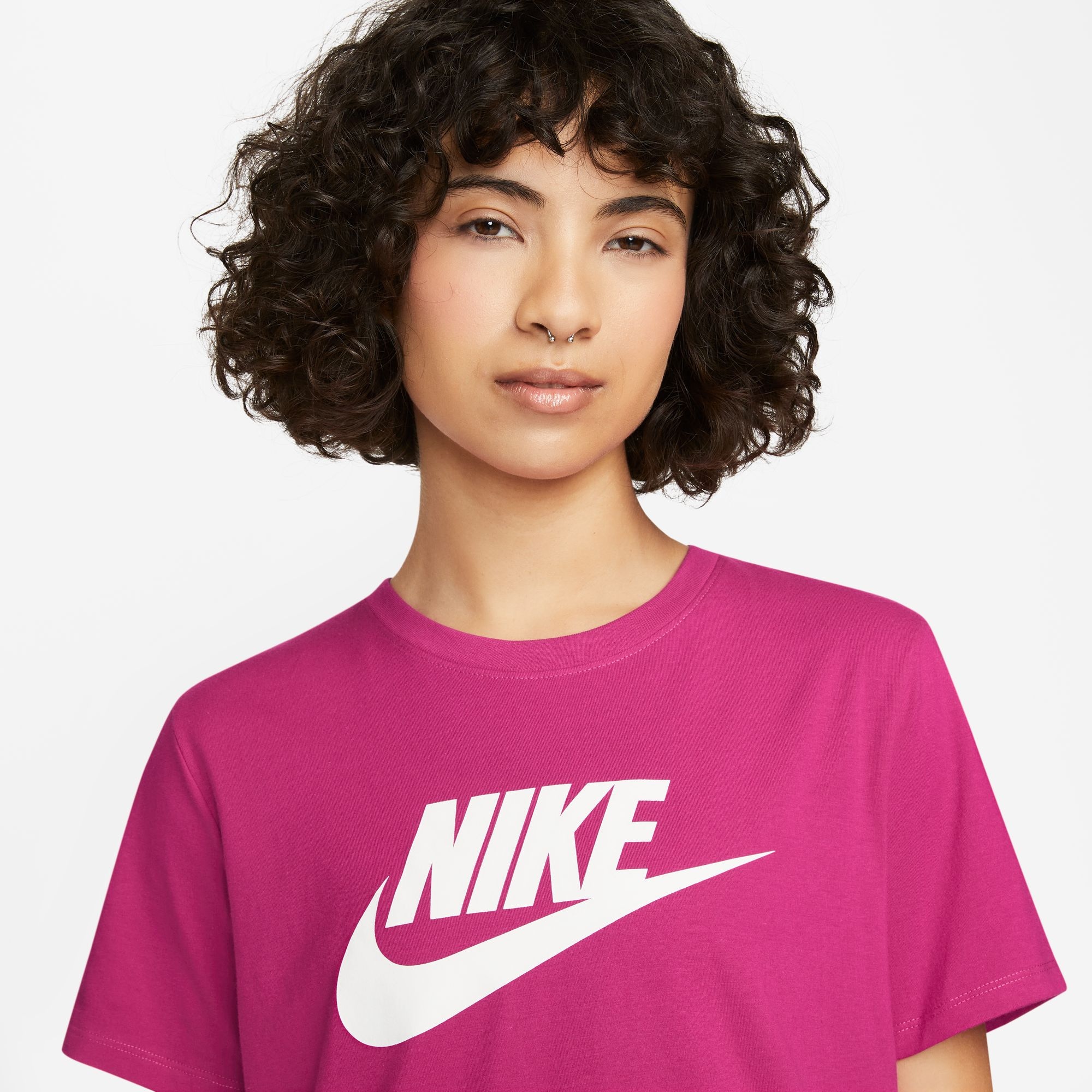 Nike Sportswear T-Shirt »ESSENTIALS WOMEN'S LOGO T-SHIRT«, Basic Damen T-Shirt mit Logo