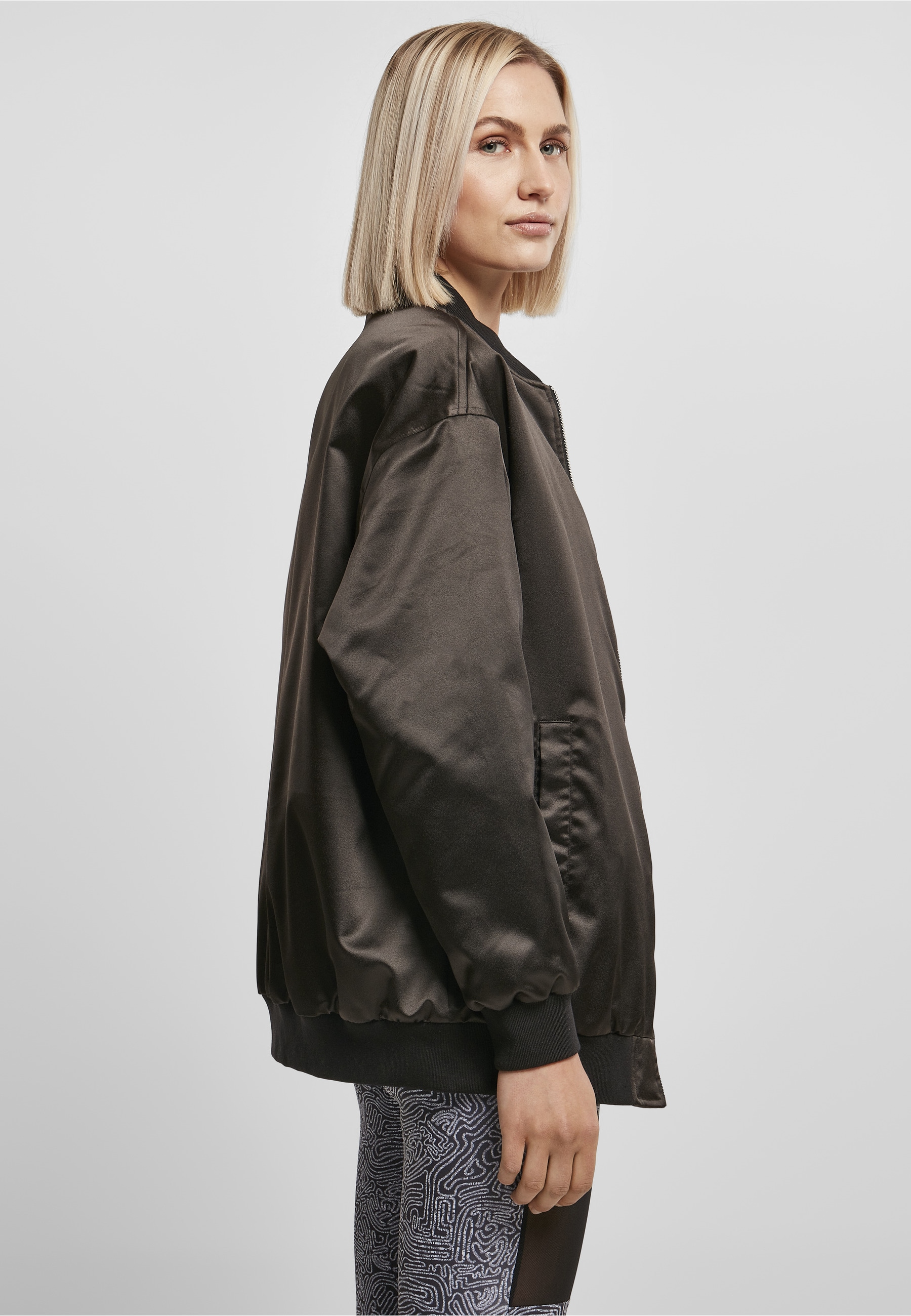 URBAN CLASSICS Anorak »Urban Classics Damen Ladies Oversized Satin Bomber Jacket« 1 Stk. tlg. ohne Kapuze