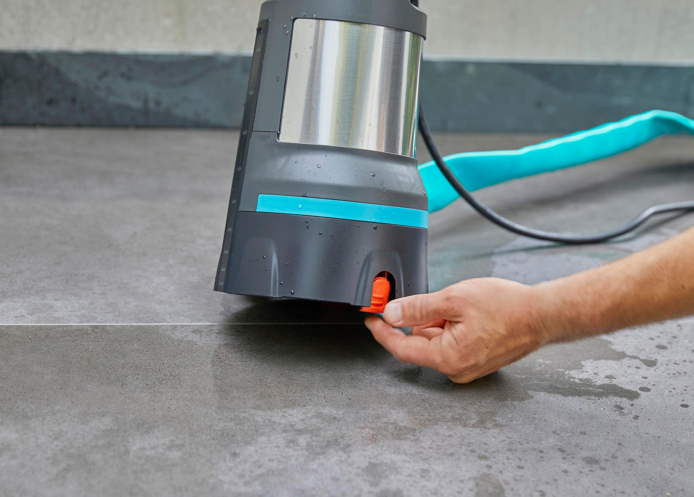 GARDENA Klarwasserpumpe »Tauchpumpe 17000 Aquasensor, 9036-20«, 17000 l/h max. Fördermenge