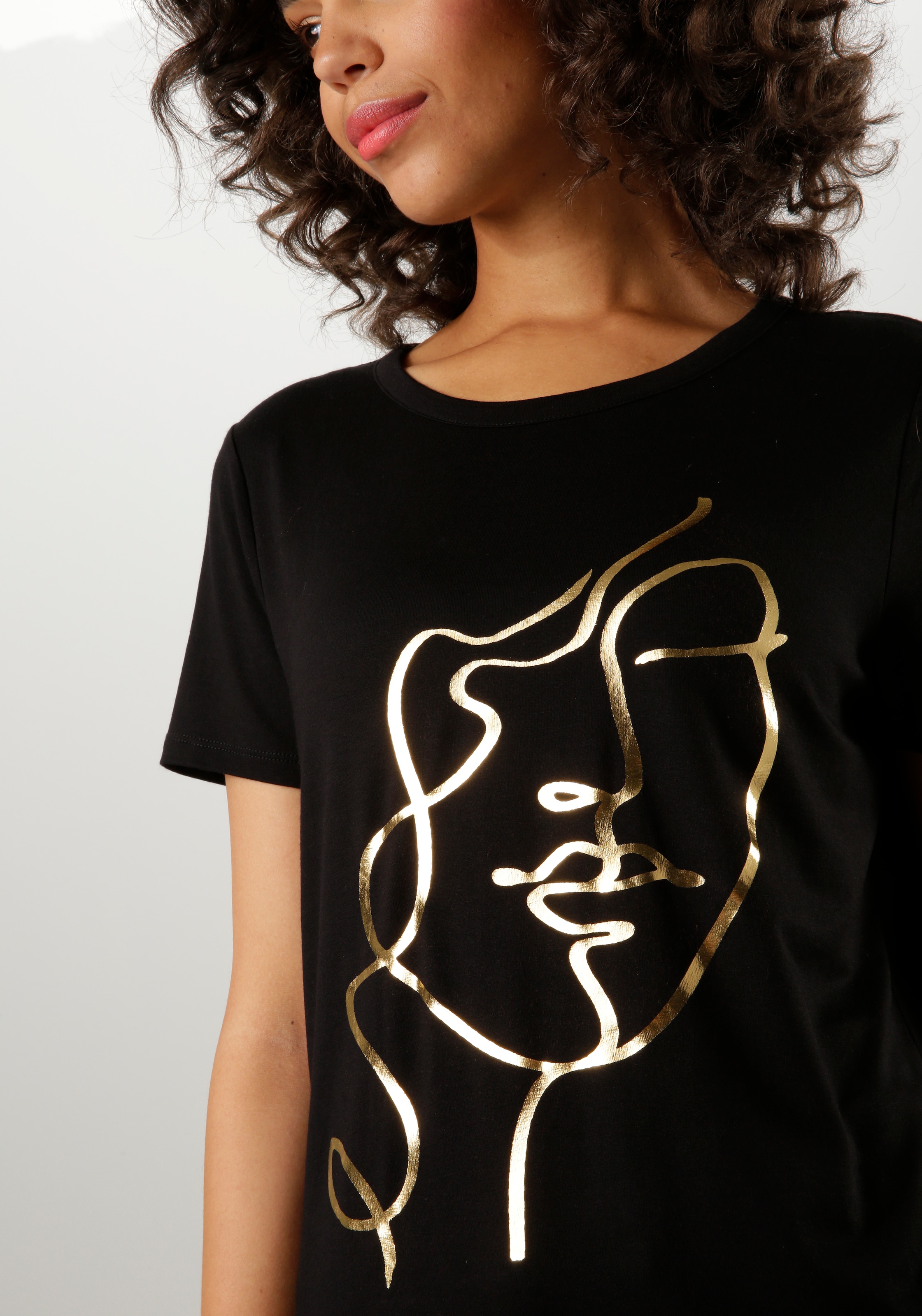 Aniston CASUAL T-Shirt, mit abstraktem Gesicht aus goldfarbenem Folienprint - NEUE KOLLEKTION