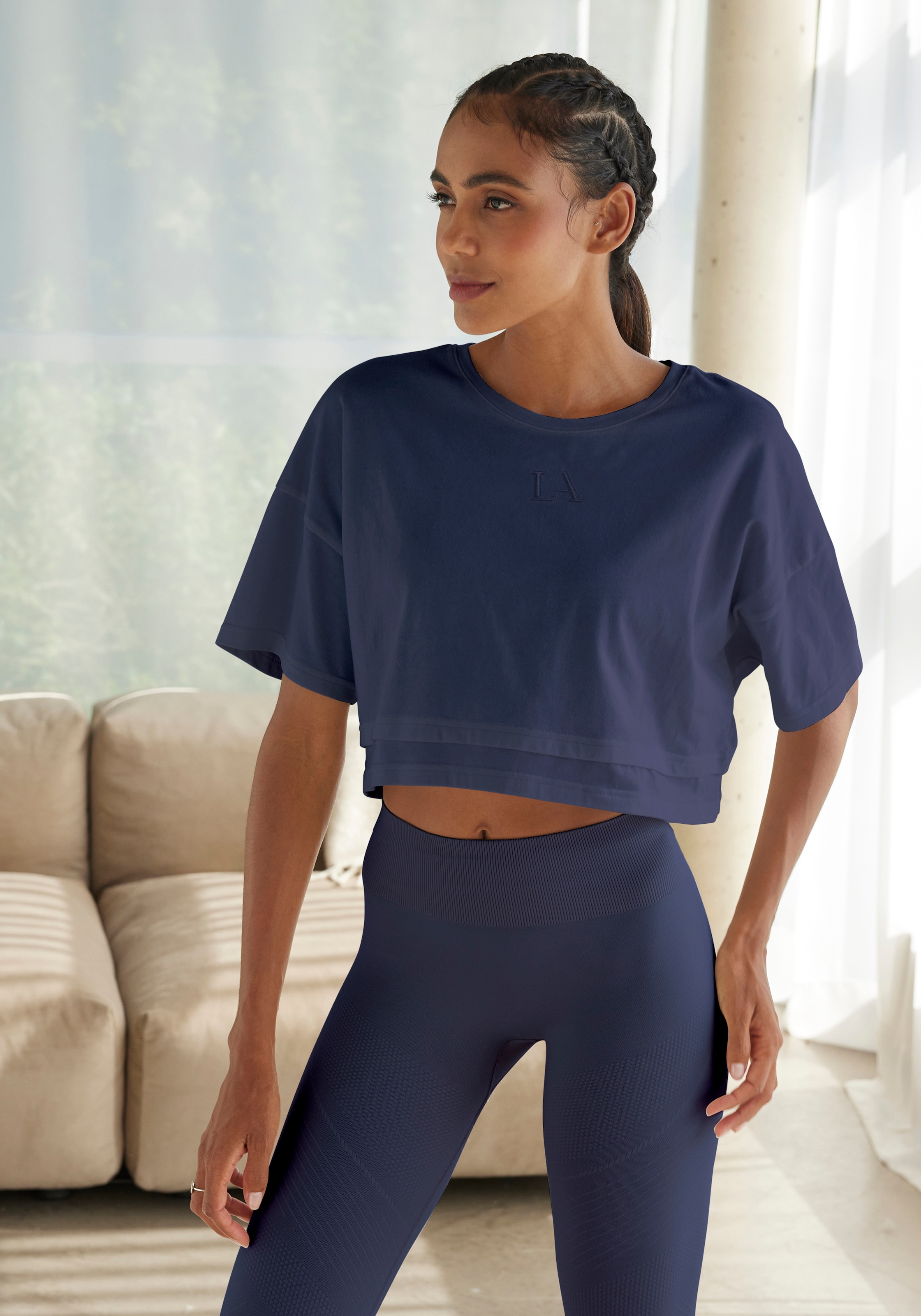 LASCANA Kurzarmshirt, mit kastigem Schnitt und Lagen-Look günstig online kaufen