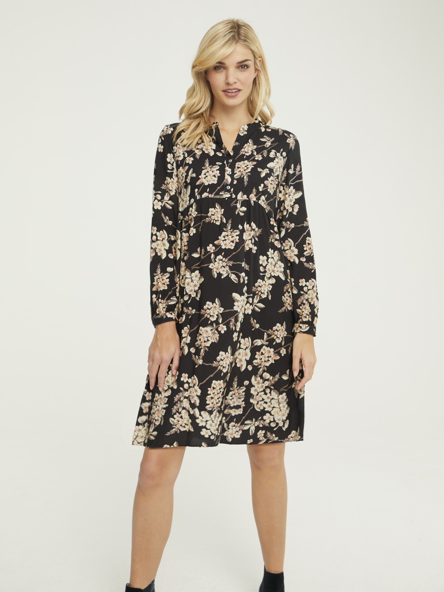 Druckkleid mit halber Knopfleiste