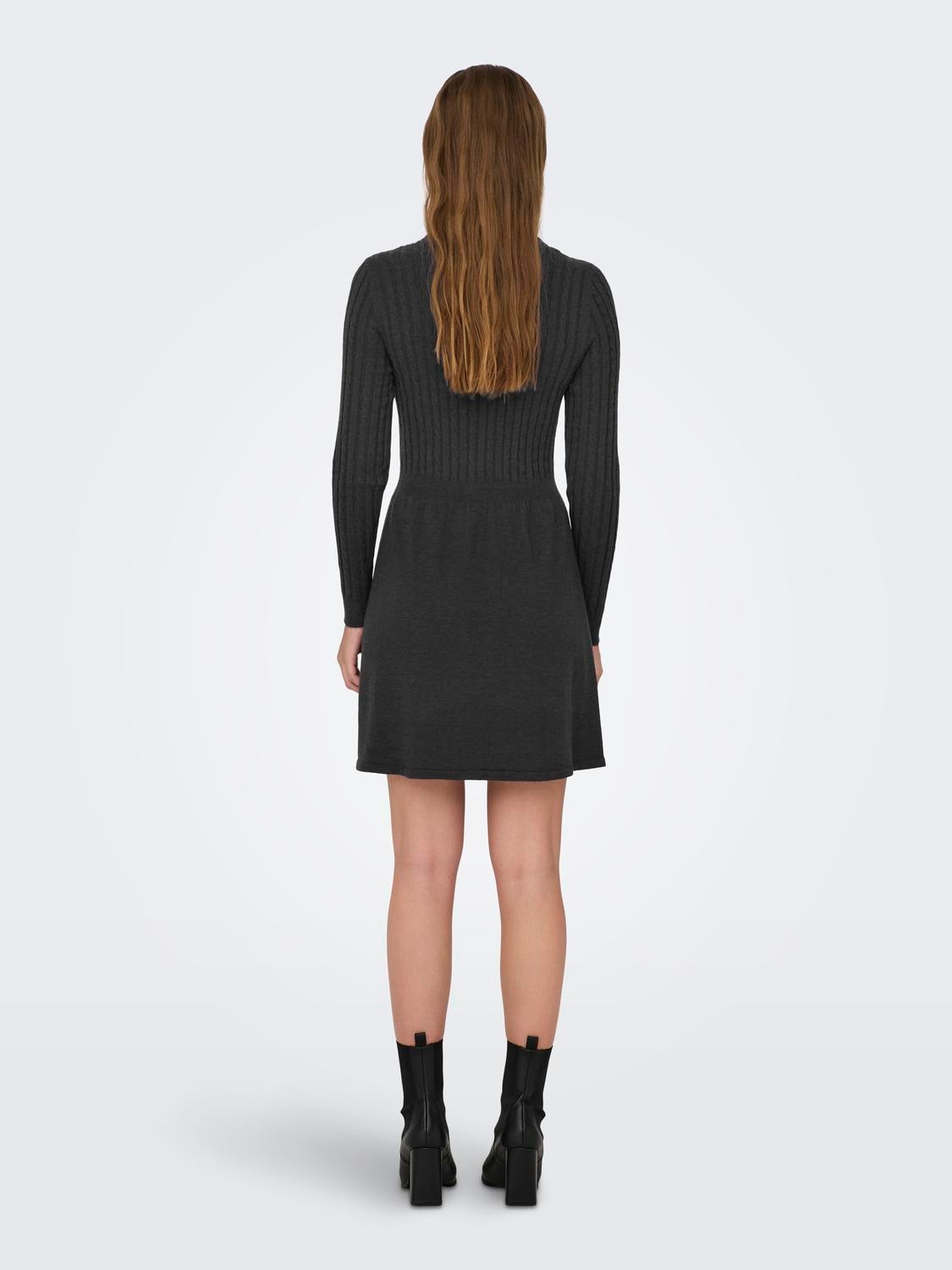 ONLY Strickkleid »ONLFIA LS CABLE DRESS KNT«, tailliert und mit dezentem Zopfstrickmuster im Oberteil