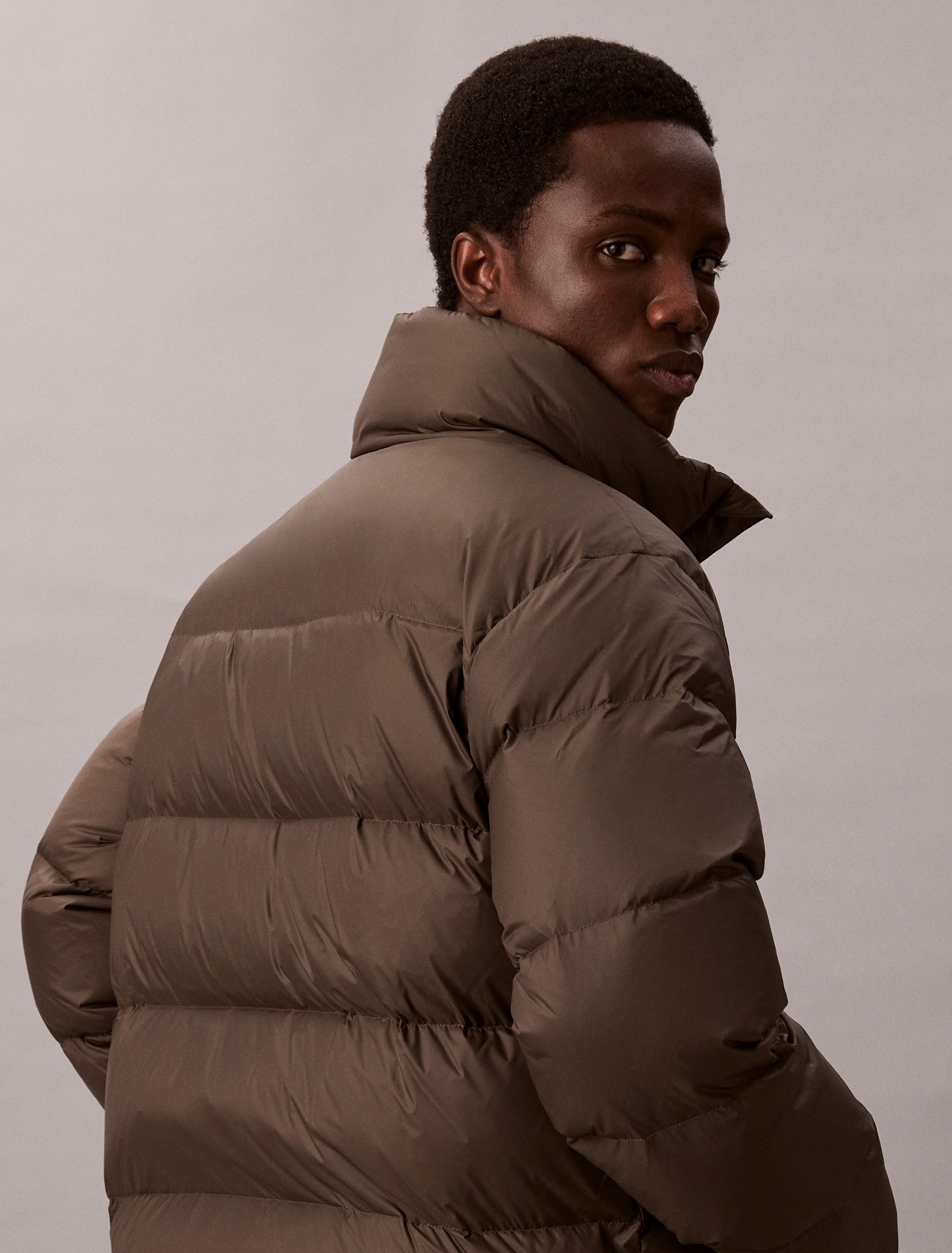 Calvin Klein Steppjacke »LS MDWT NYLON CHNNL DOWN PUFFER«, ohne Kapuze, Mit Rundhalsaussschnitt, regular fit