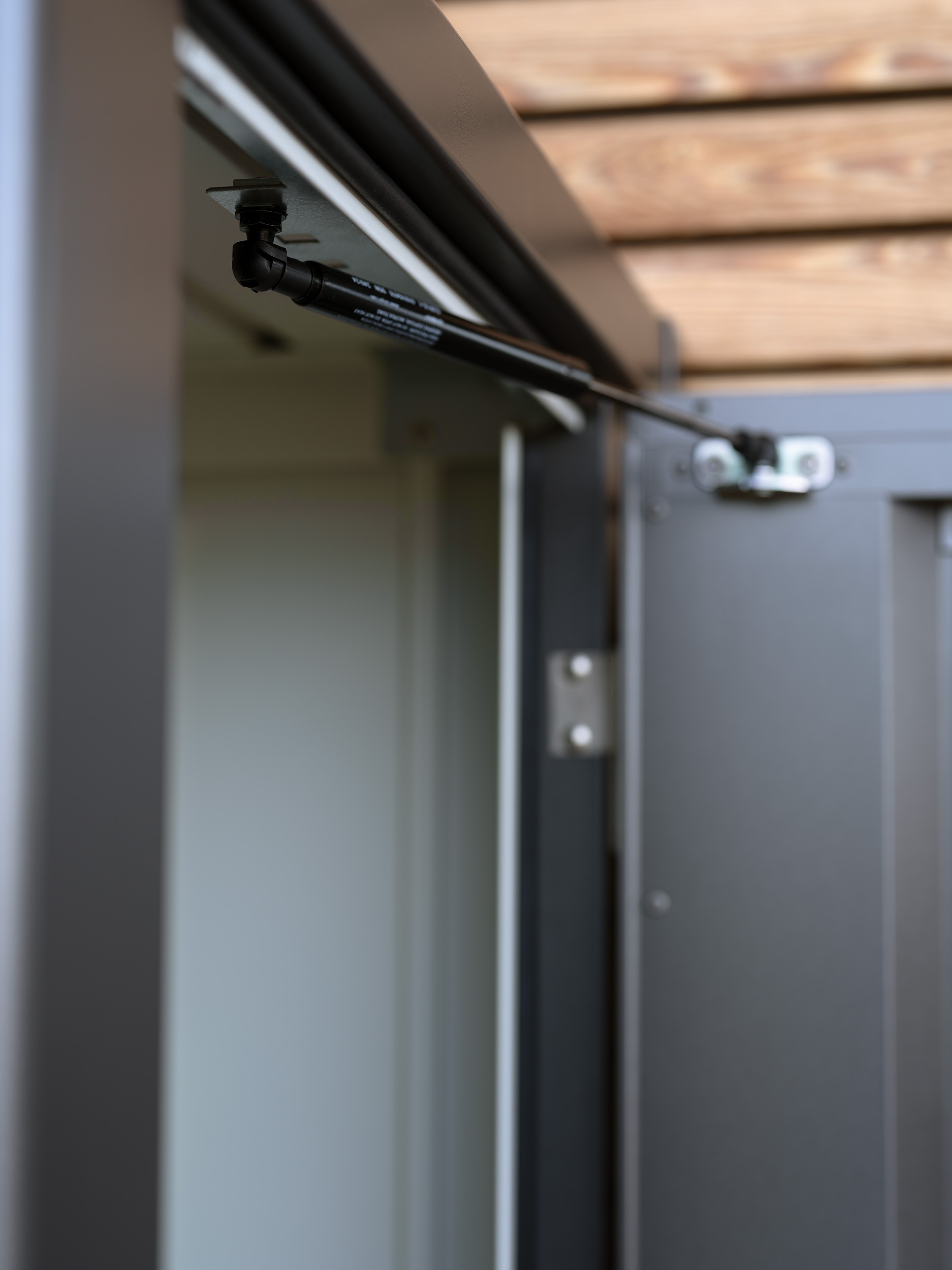 Biohort Mehrzweckschrank »Julia Gr. M , verschiedene Farben« 77,7x 140,2x 57 cm, Terrassenschrank für kleine Außenflächen