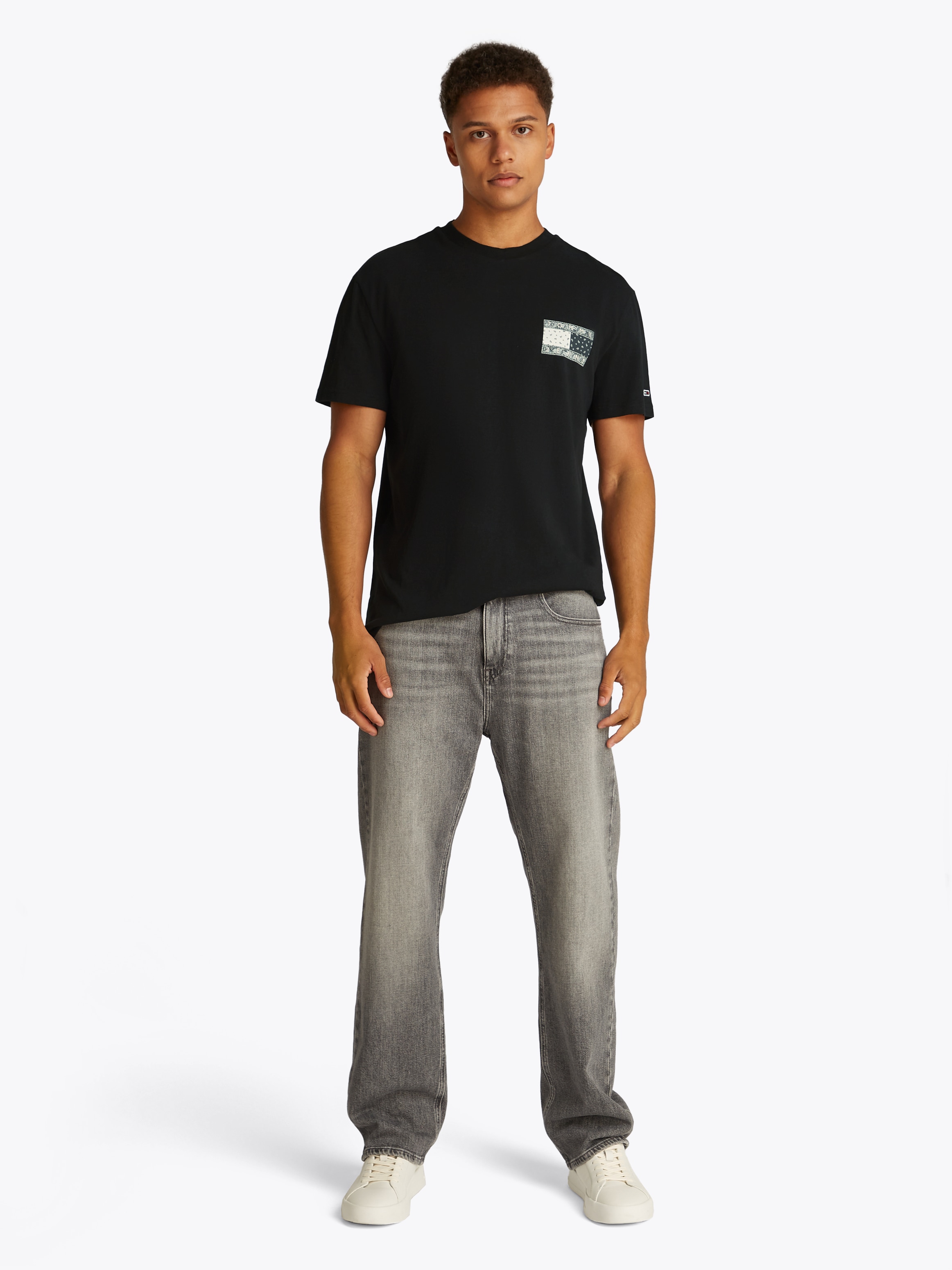 Tommy Jeans Kurzarmshirt »TJM REG PAISLEY FLAG TEE EXT«, Mit Rundhalsausschnitt