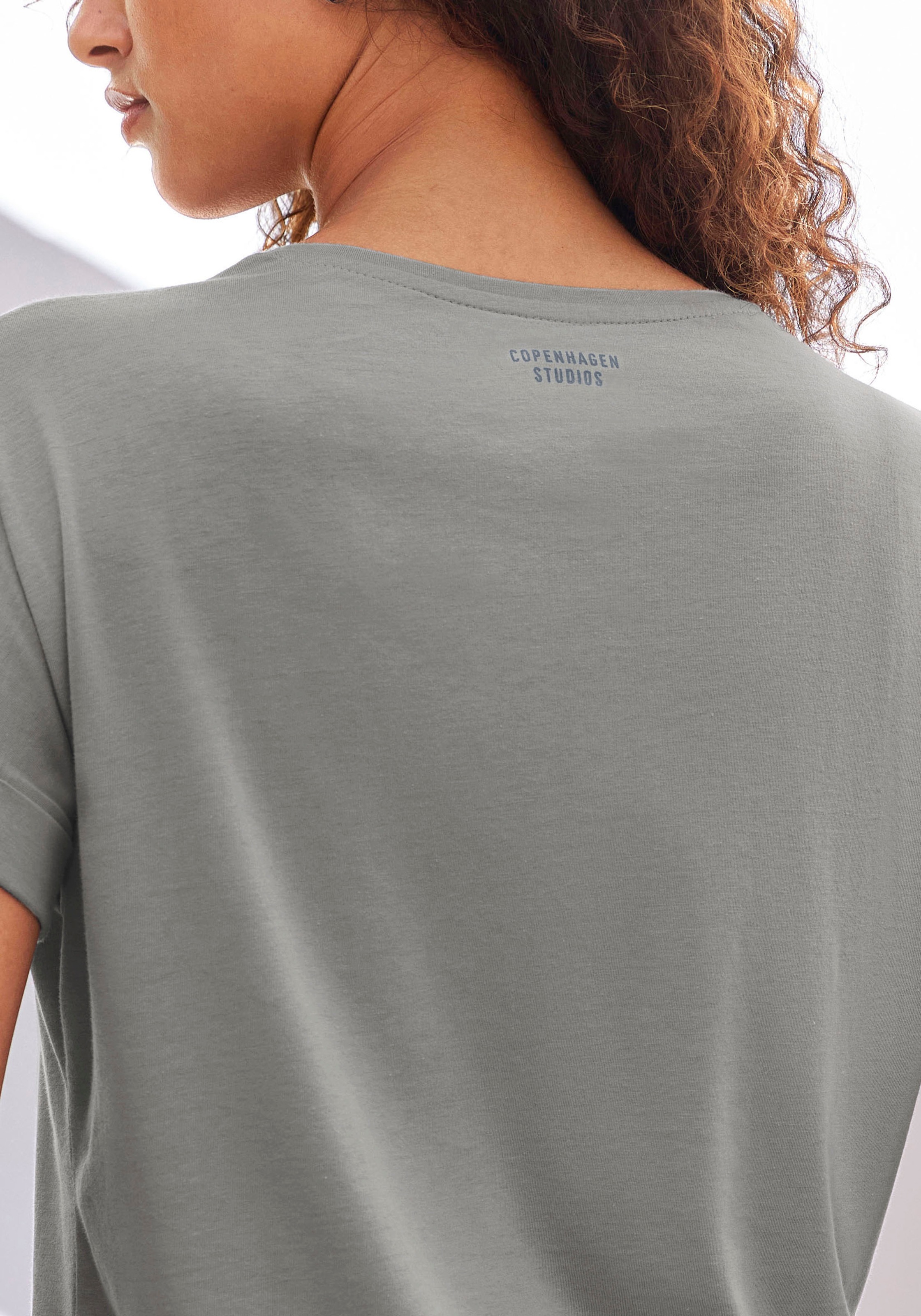 T-Shirt COPENHAGEN STUDIOS "mit dezentem Logoprint hinten", Damen, Gr. L (40), blau (dusty blau), Single Jersey, Obermaterial: 100% Baumwolle, unifarben, bequem, Rundhals, mit Aufschlag Aufschlag, Shirts T-Shirt, aus softer Jersey-Qualität mit Bio-Baumwol 3