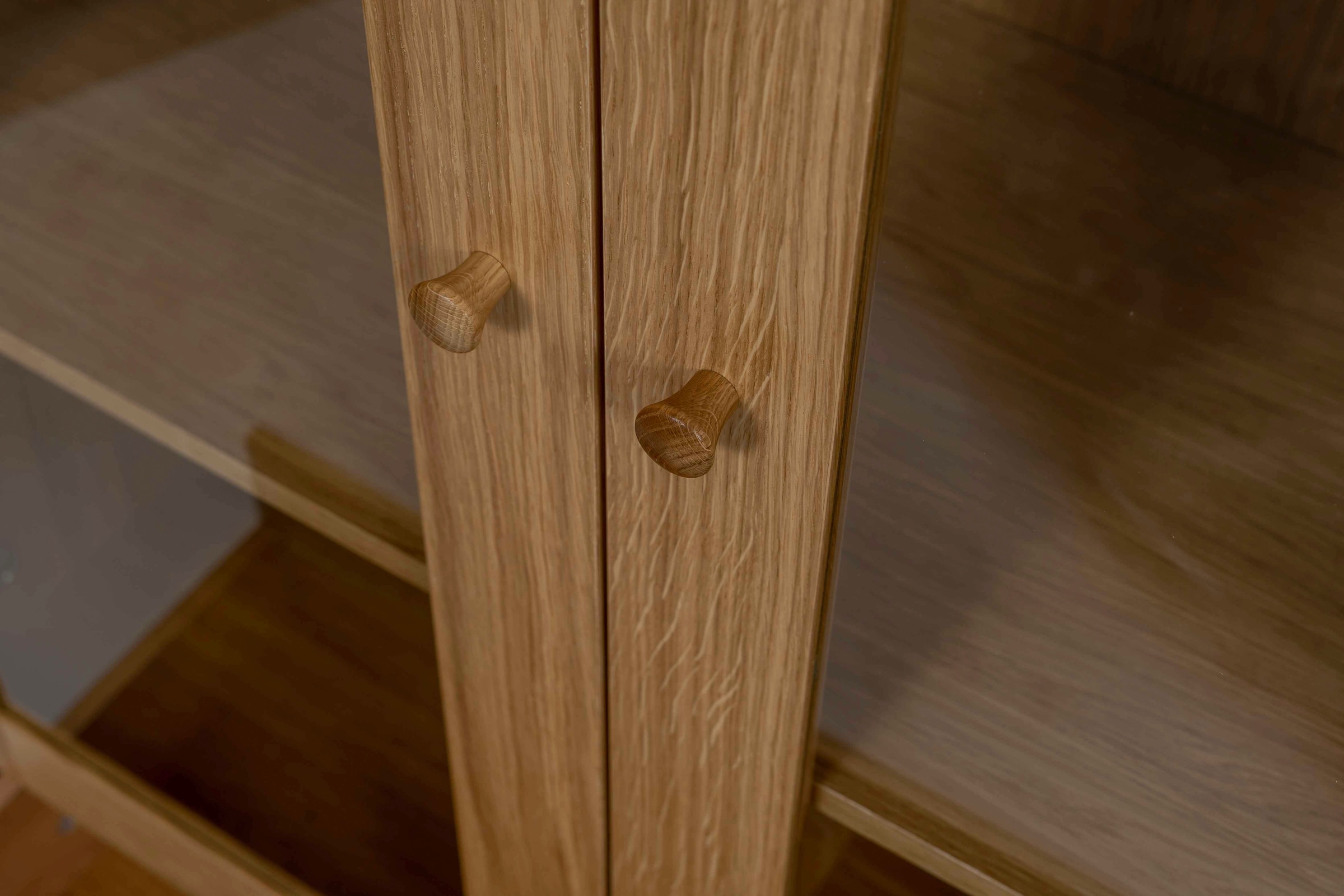 Woodman Glasvitrine »Kensal« im schlichten skandinavischen Design, Holzfurnier aus Eiche, FSC®