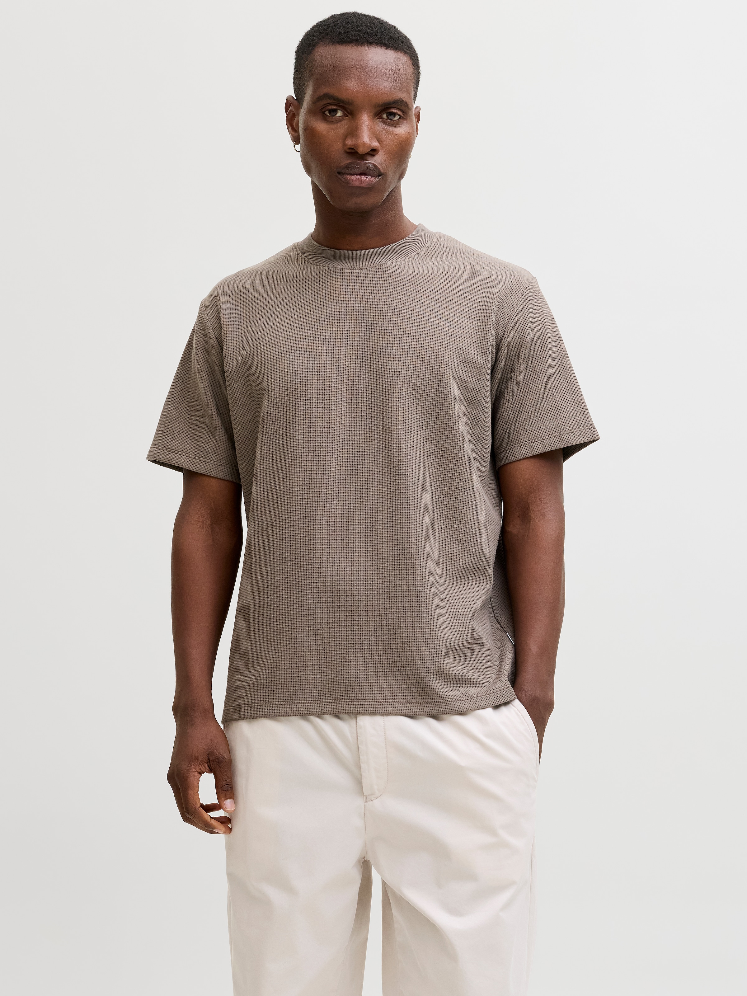 Rundhalsshirt JACK & JONES "JJEAUSTIN TEE SS NOOS", Herren, Gr. S, falcon, Single Jersey, Obermaterial: 58% Polyester, 40% Baumwolle, 2% Elasthan, unifarben, relaxed fit normal, Rundhals, Shirts Rundhalsshirt, Materialmix, relaxed fit