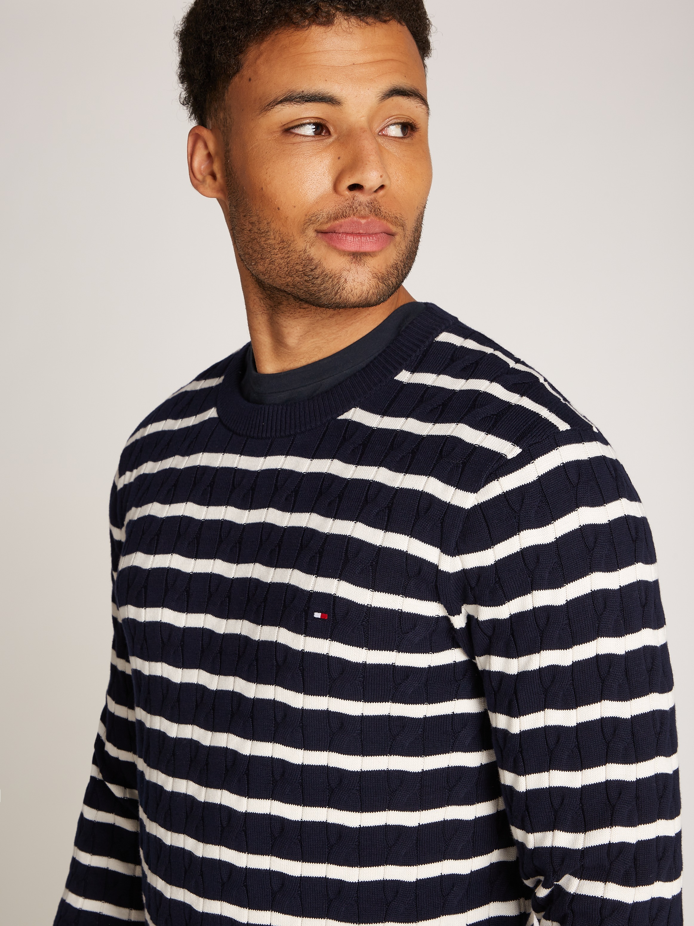Thumbnail - Tommy Hilfiger Strickpullover "CLASSIC CABLE CREW NECK mit Strukturstrick und Flaglabel", unifarben, casual, regular fit...