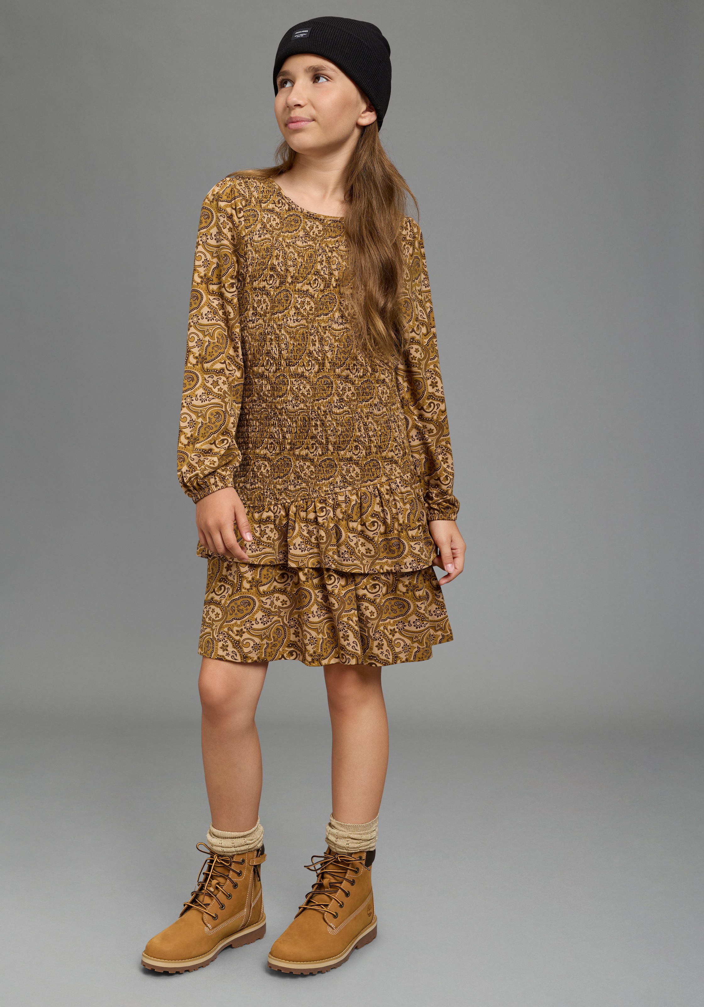 Bruno Banani Smokkleid "Viskose-Kleid in Allover-Design und Smoke-Effekt" Weichfallendes Viskose-Kleid für Mädchen, kniefrei, mit Volants