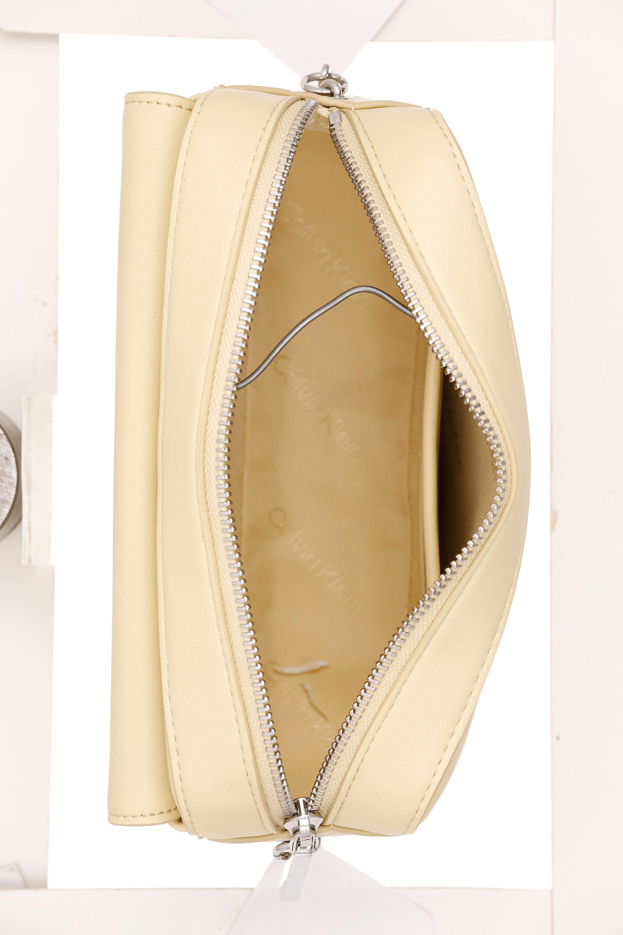 Calvin Klein Mini Bag »CK RE-LOCK POCKET CAMERA BAG«, kleine Umhängetasche, Damen Schultertasche mit Zierkette