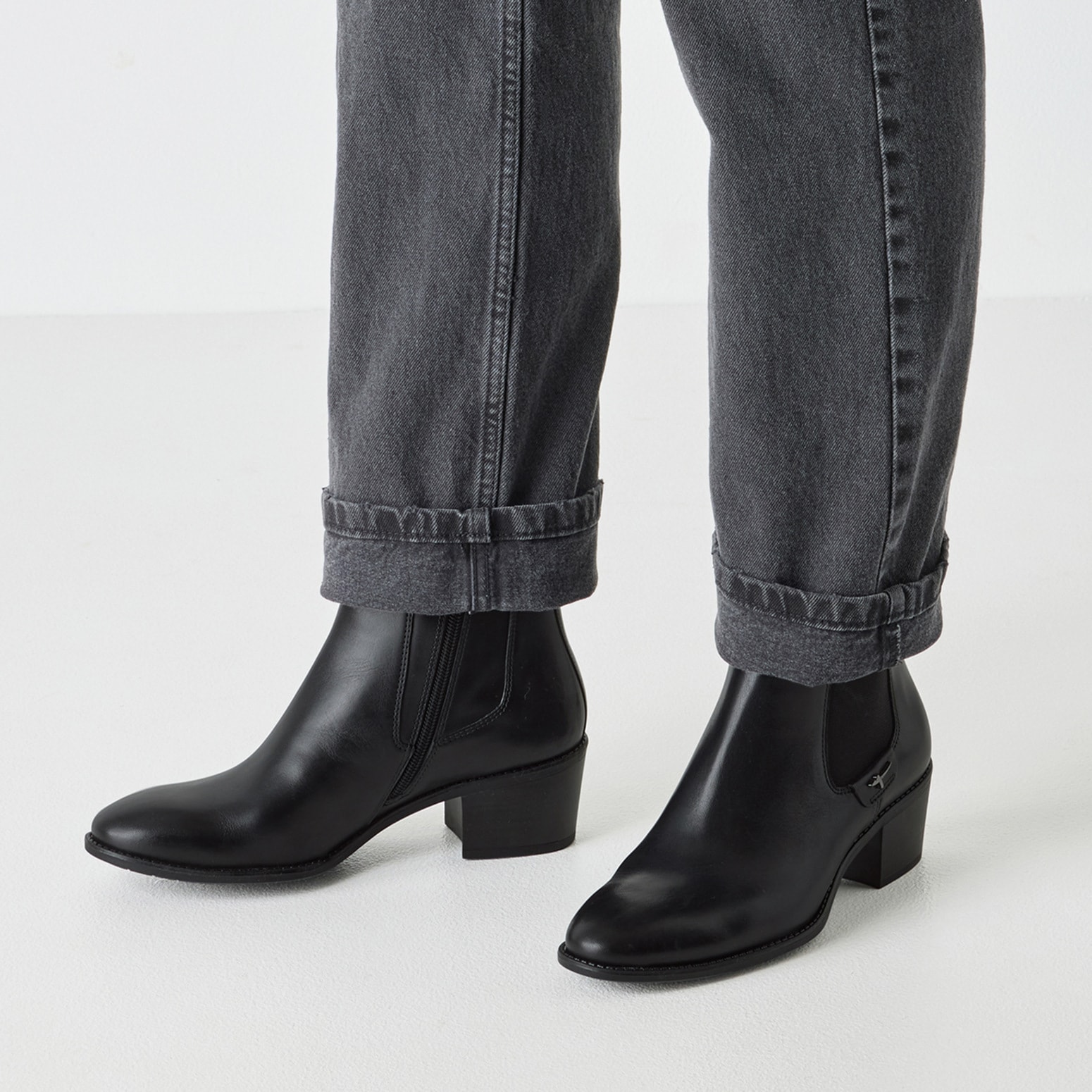 Tamaris Chelseaboots, Blockabsatz, Westernstiefelette mit Stretcheinsatz außen
