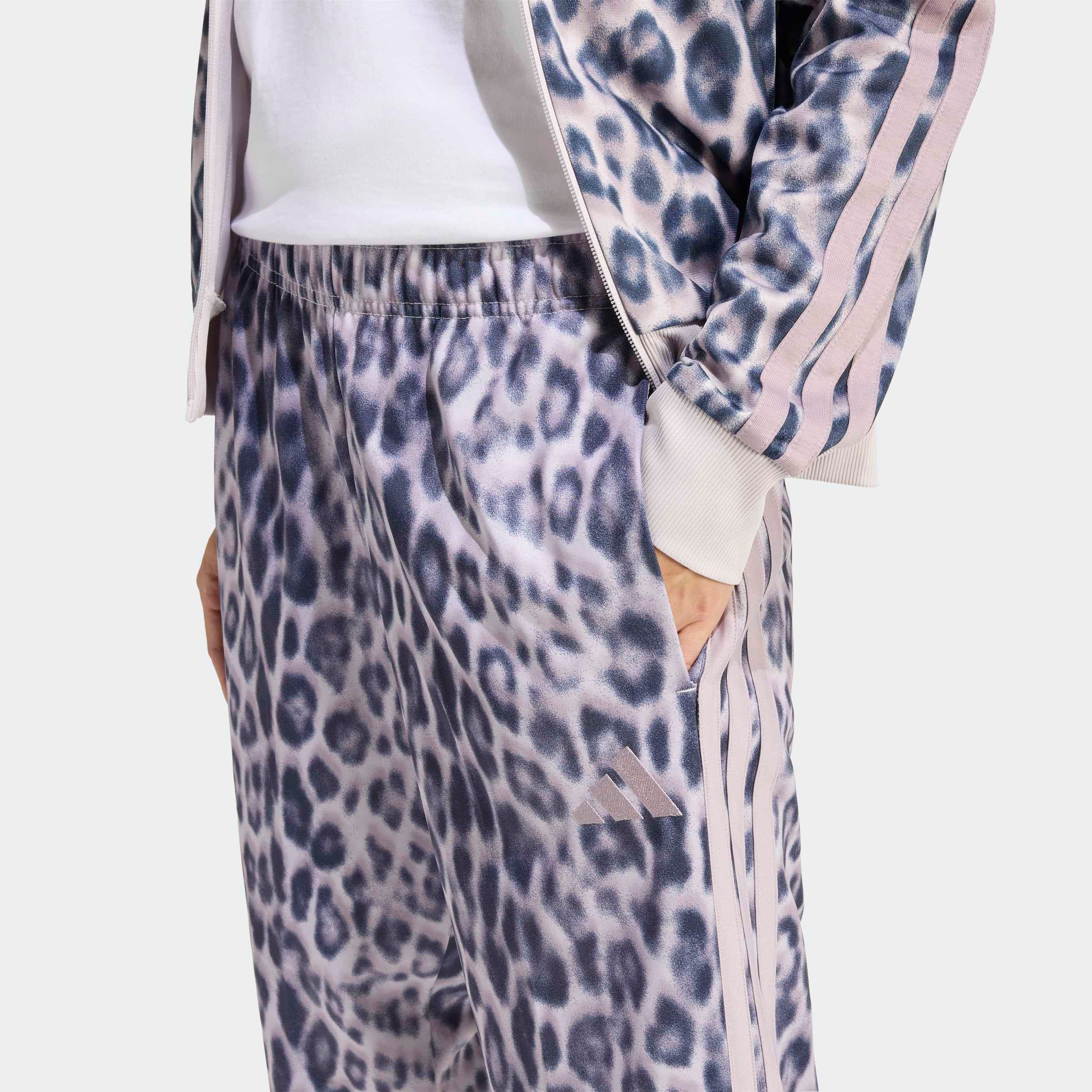 adidas Sportswear Trainingsanzug »ESSENTIALS 3-STREIFEN ANIMAL AOP« 2 tlg. mit durchgehendem Reißverschluss, mit Stehkragen, mit Allover-Print