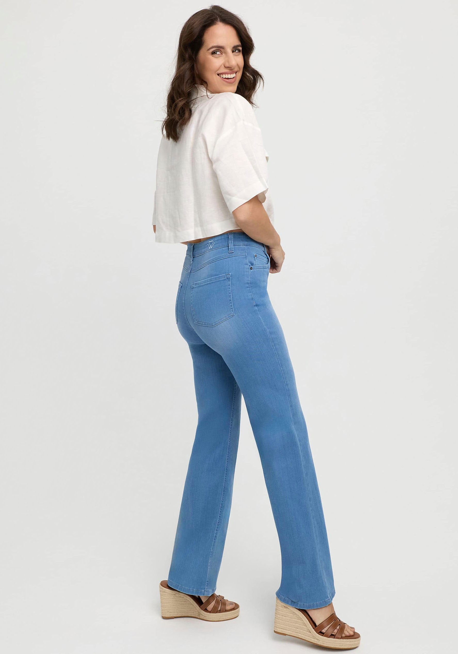 wonderjeans Bootcut-Jeans, in hellblauer Waschung