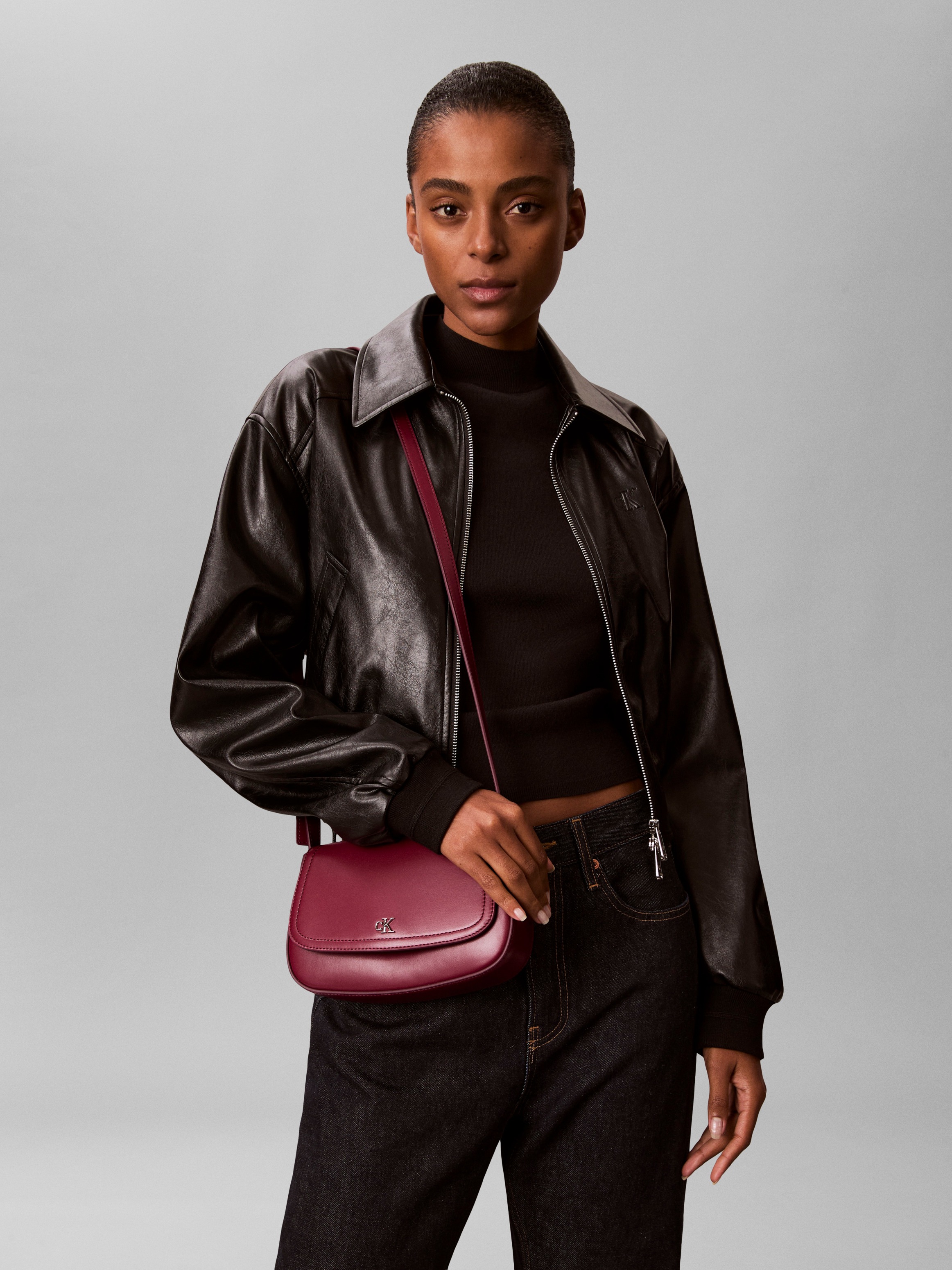 Calvin Klein Umhängetasche »CK FLAP CAMERA BAG« Damen Schultertasche, Abendtasche mit CK-Logo