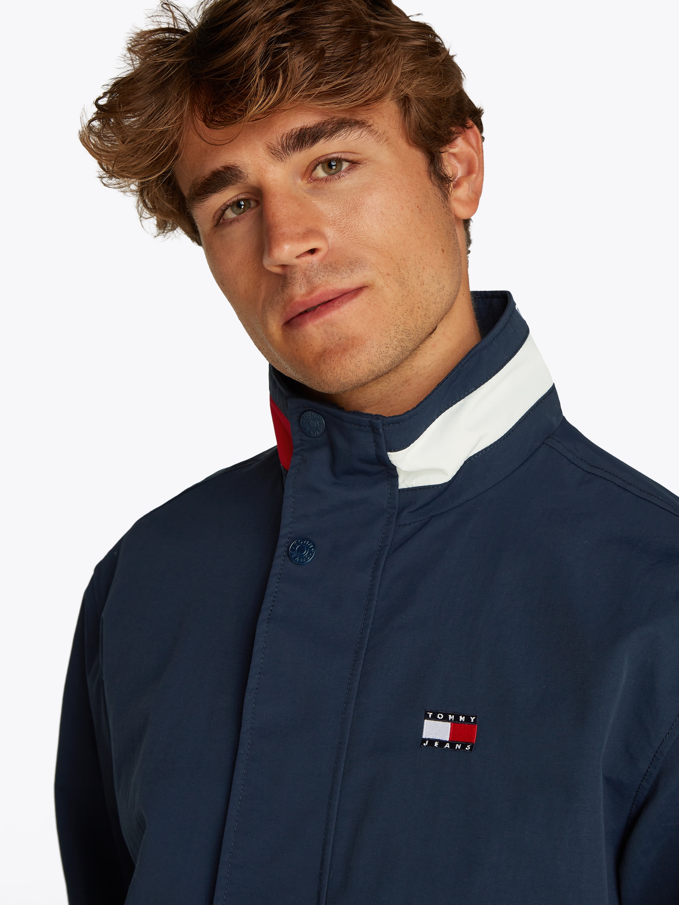 Tommy Jeans Allwetterjacke »TJM DNA COLLAR ESS JACKET«, ohne Kapuze, Mit Rundhalsausschnitt