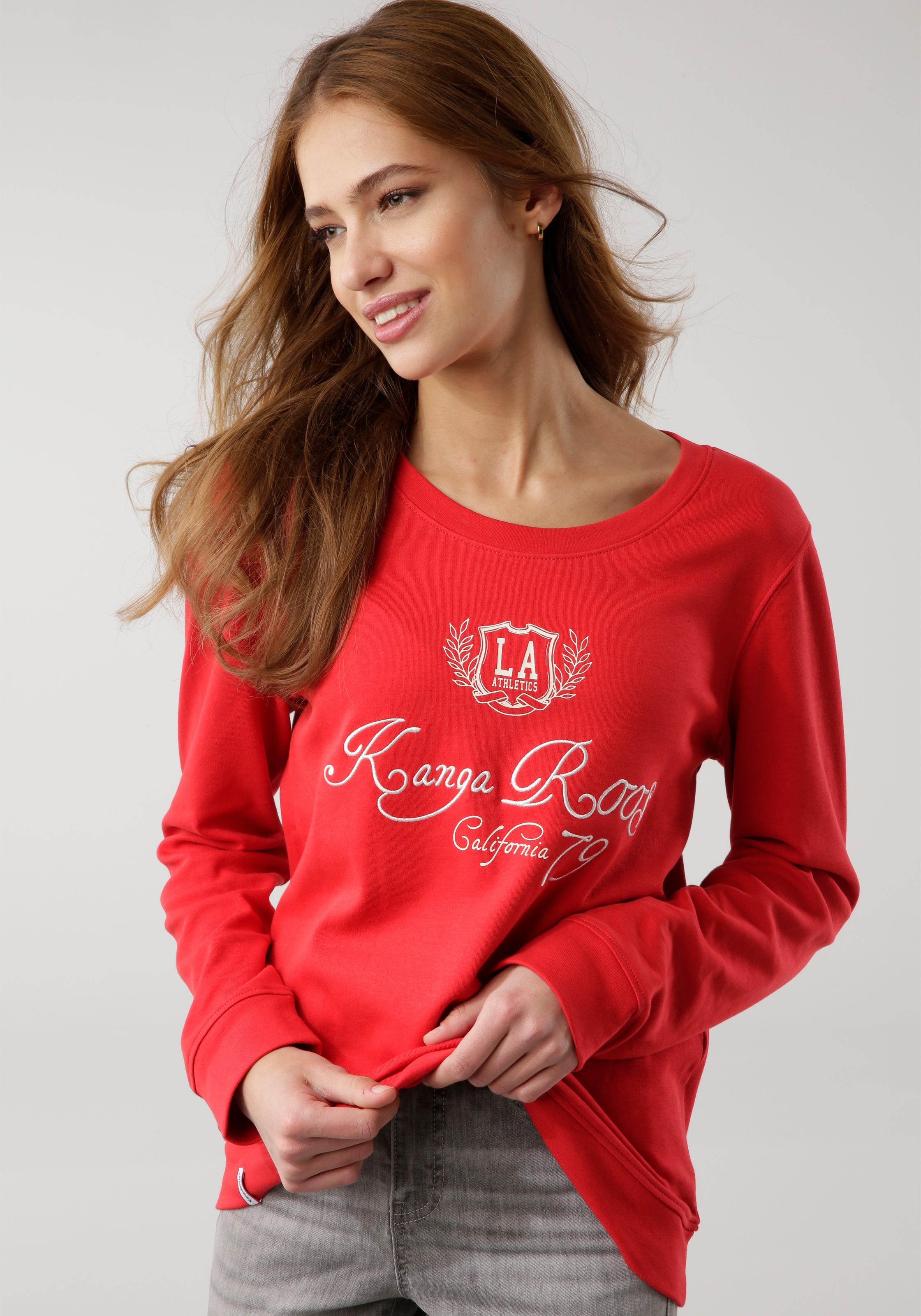 KangaROOS Sweater, mit trendigem | im bestellen BAUR Collage-Stil neuen Logo-Druck