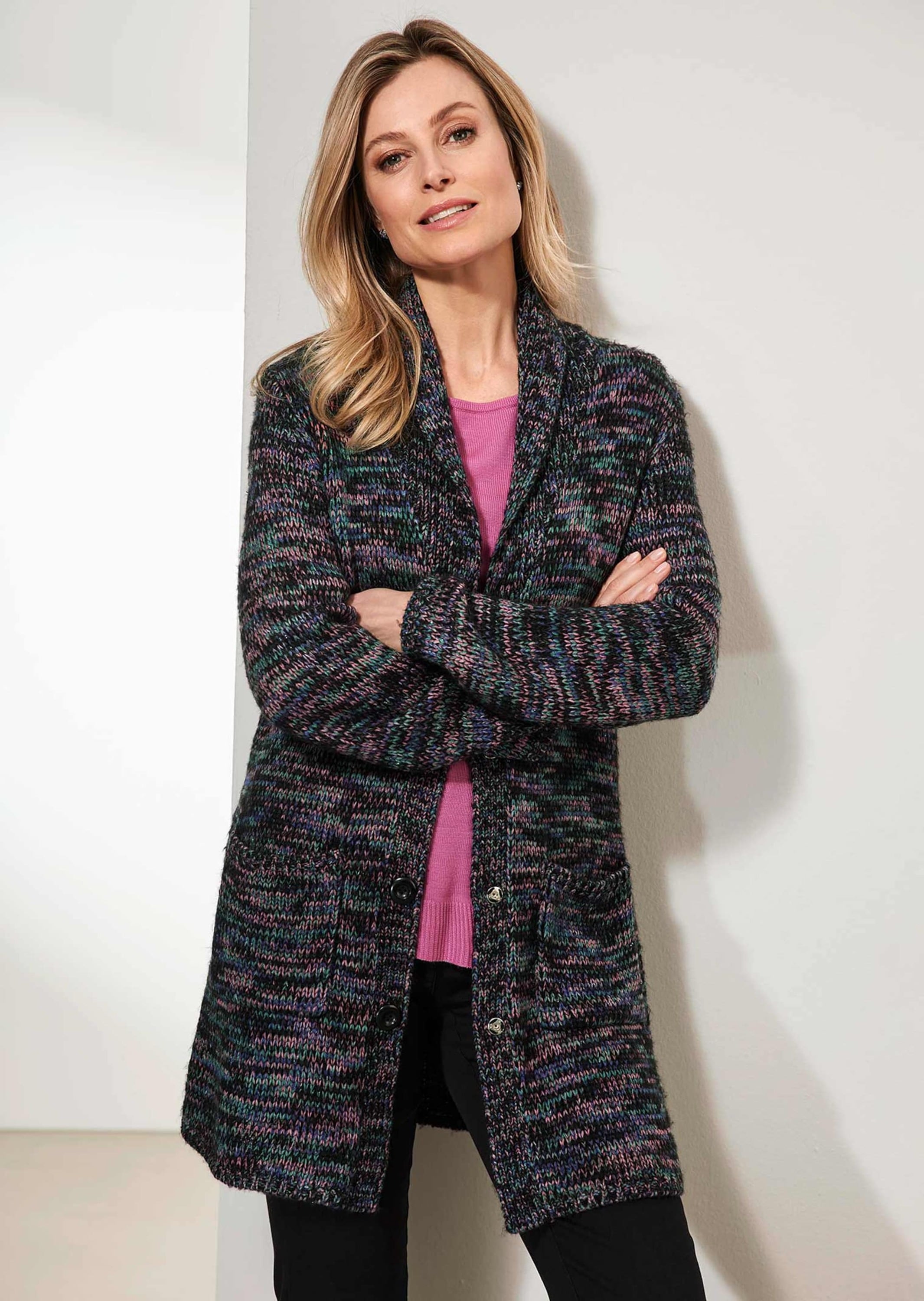 GOLDNER Strickjacke »Kurzgröße Kuschelweiche Strickjacke in kaschierender Länge«