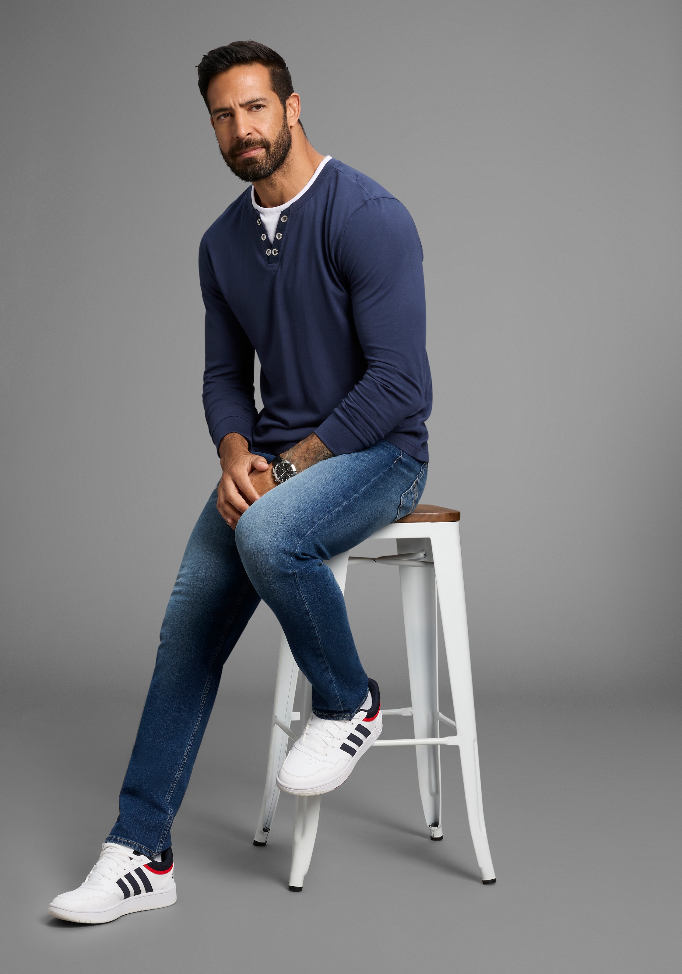 Man's World Rundhalsshirt »Neue Kollektion!«, mit Kontrasteinsatz am Halsausschnitt