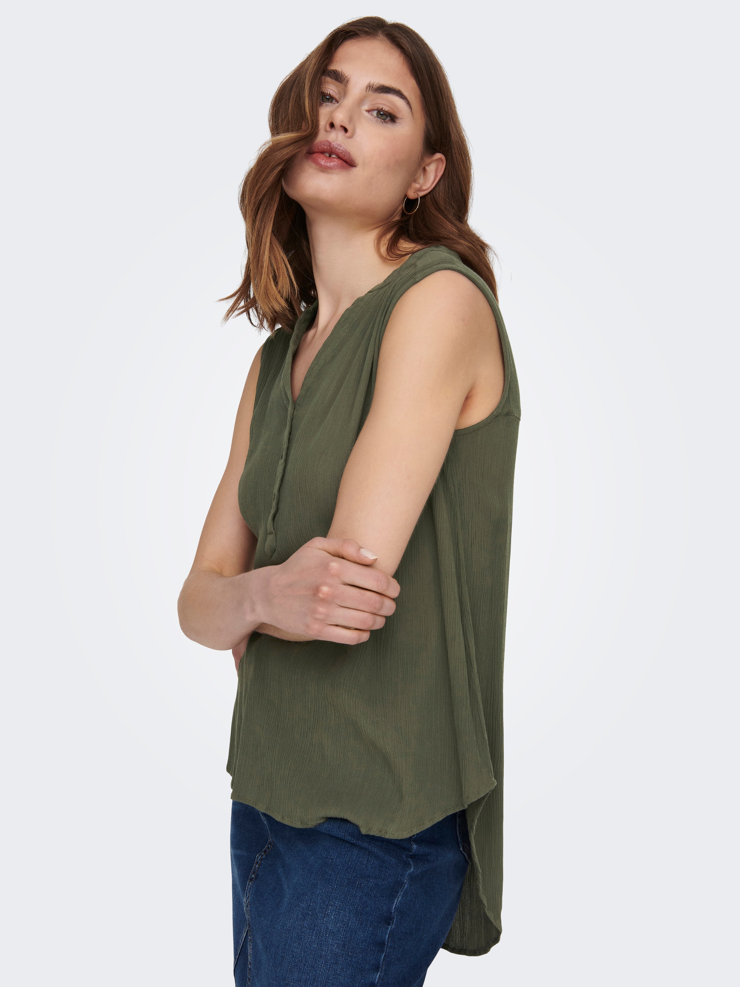 Blusentop ONLY "ONLJETTE – Blusentop mit V-Ausschnitt und Knopfleiste", Damen, Gr. 40L, grün (grape leaf), Web, Obermaterial: 100% Viskose, unifarben, regular fit Po-bedeckend, V-Ausschnitt, Blusen Blusentop, regular fit, modisch, Web, Viskose, V-Ausschni 4
