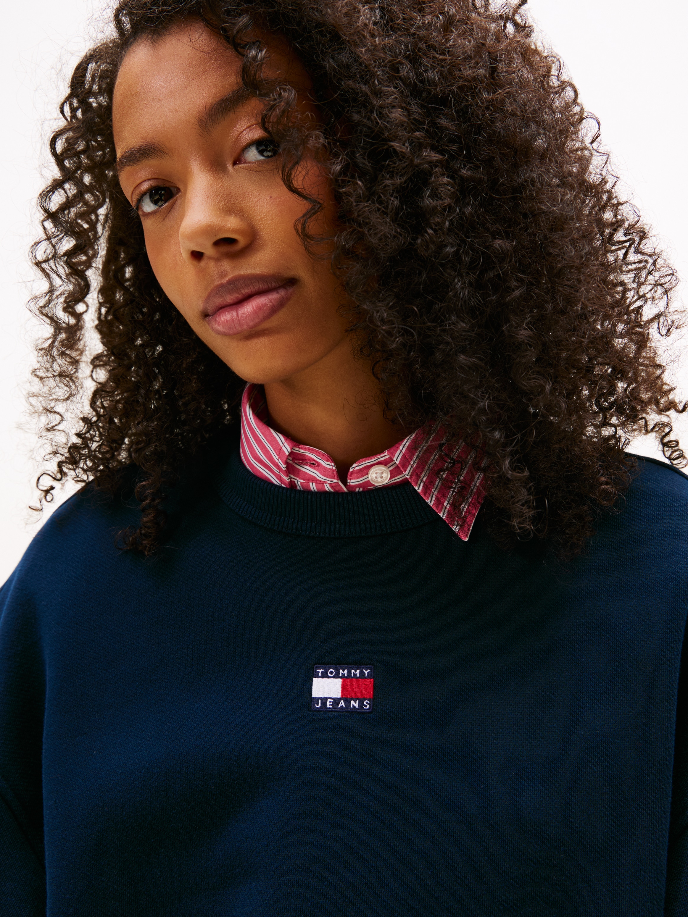 Tommy Jeans Sweatshirt »Sweatshirt TJW BXY BADGE«, mit Dropshoulder-Design und Frontlogo