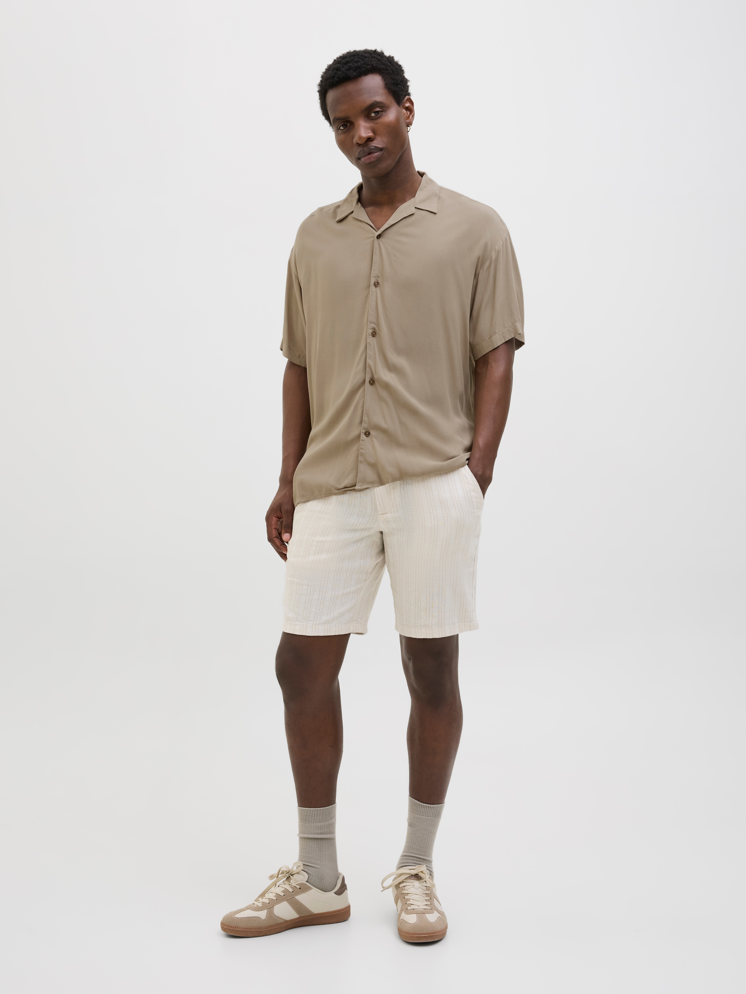 Jack & Jones Kurzarmhemd »JJEJEFF SOLID RESORT SHIRT S/S SN«, mit Resort Kragen