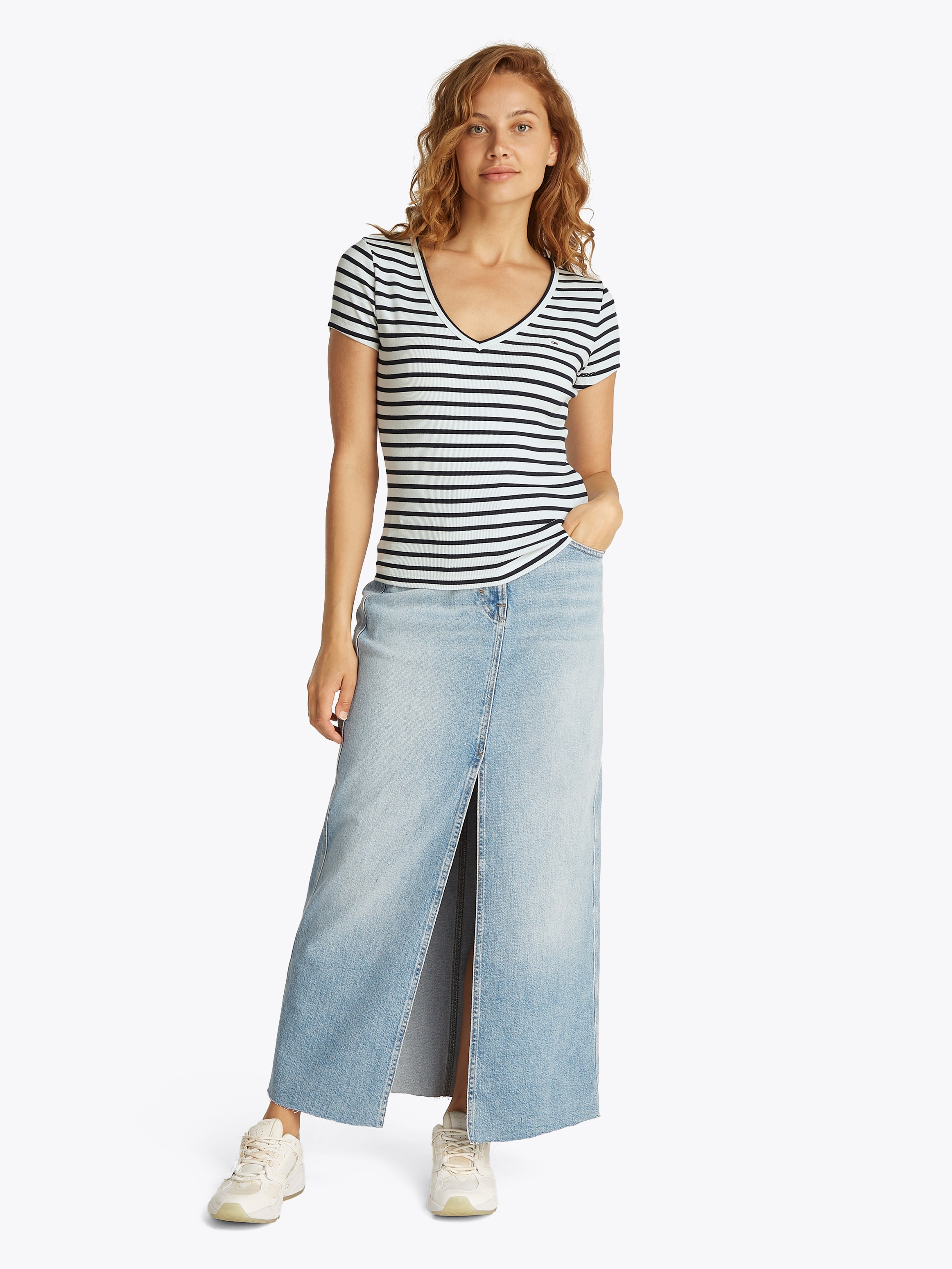 Tommy Jeans Kurzarmshirt »TJW SLIM ESSENTIAL RIB V SS«, in gerippter Struktur