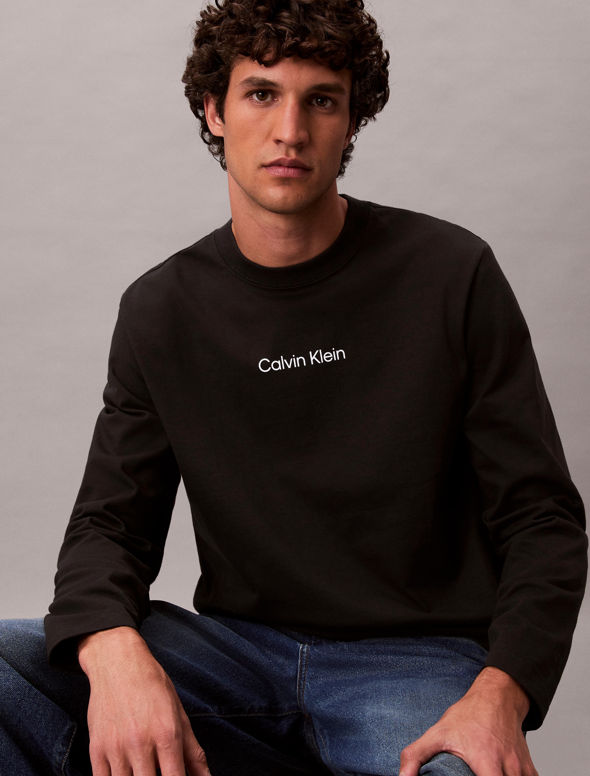Calvin Klein Langarmshirt »LS RLXD STANDARD LOGO CREWNK TEE«, Rundhalsausschnitt, relaxed fit