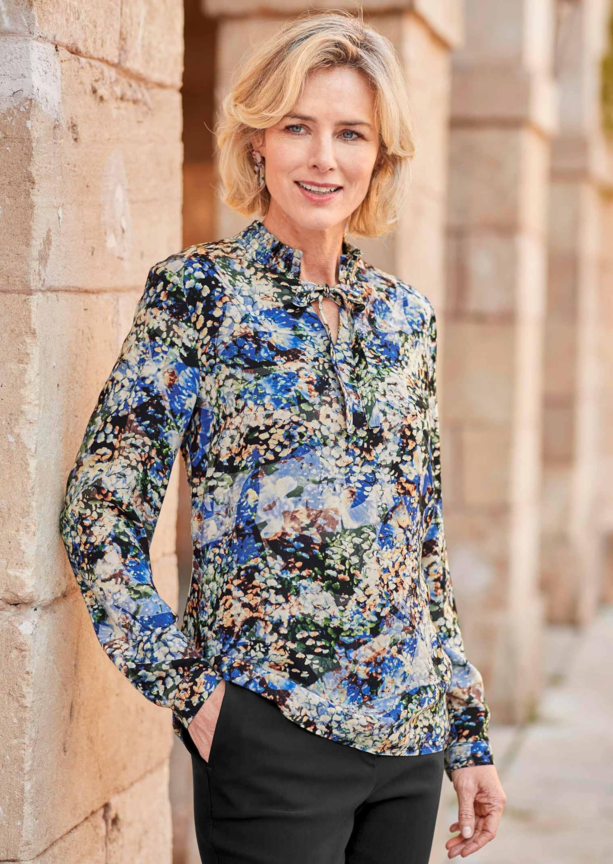 Thumbnail - GOLDNER Druckbluse "Kurzgröße Druckbluse mit raffiniertem Ausschnitt" Kunstvoller Aquarelldruck