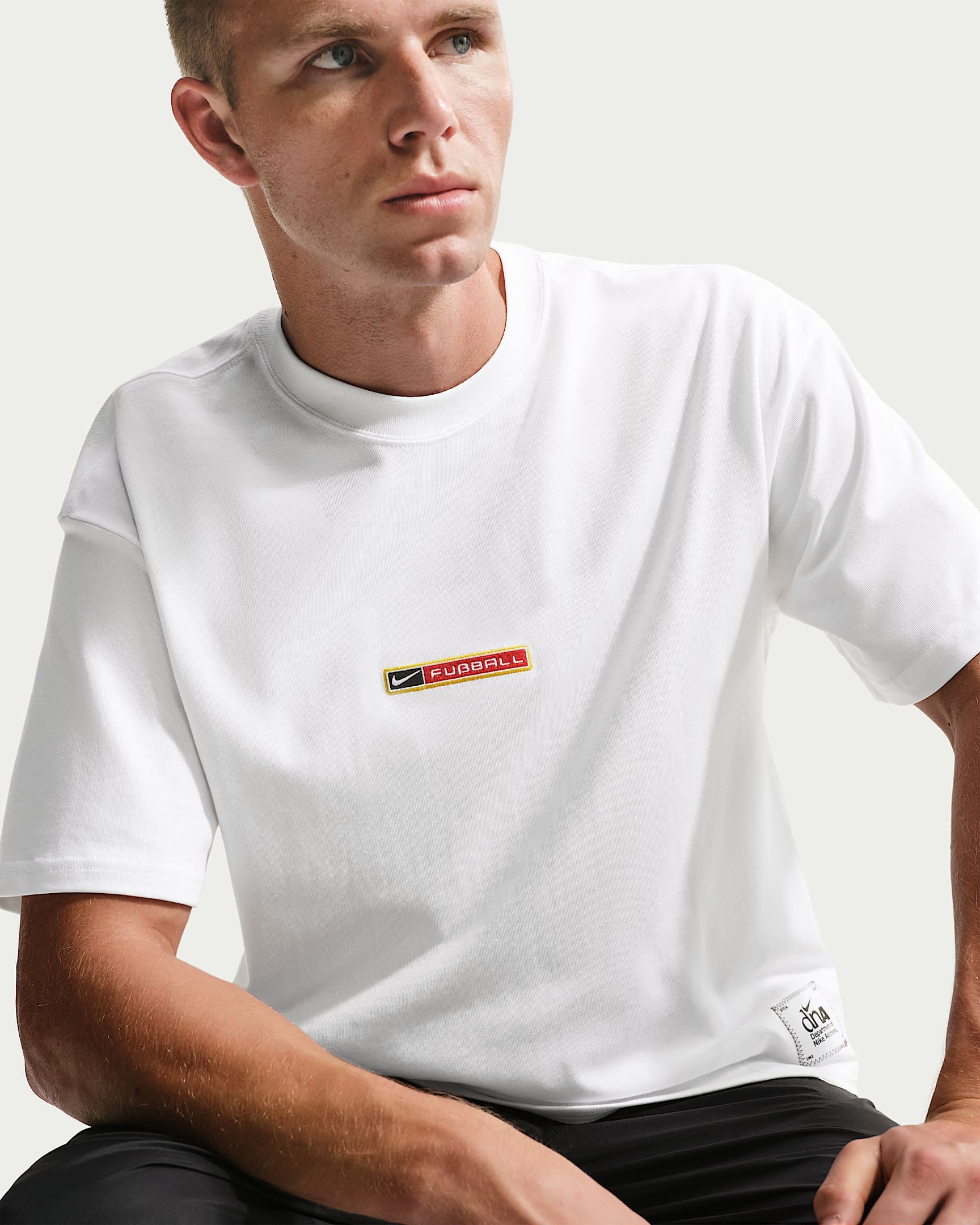 Nike Sportswear T-Shirt »M NSW TEE LSE BOXY FUSSBALL« aus Baumwolle, in den Größen XS bis 4XL