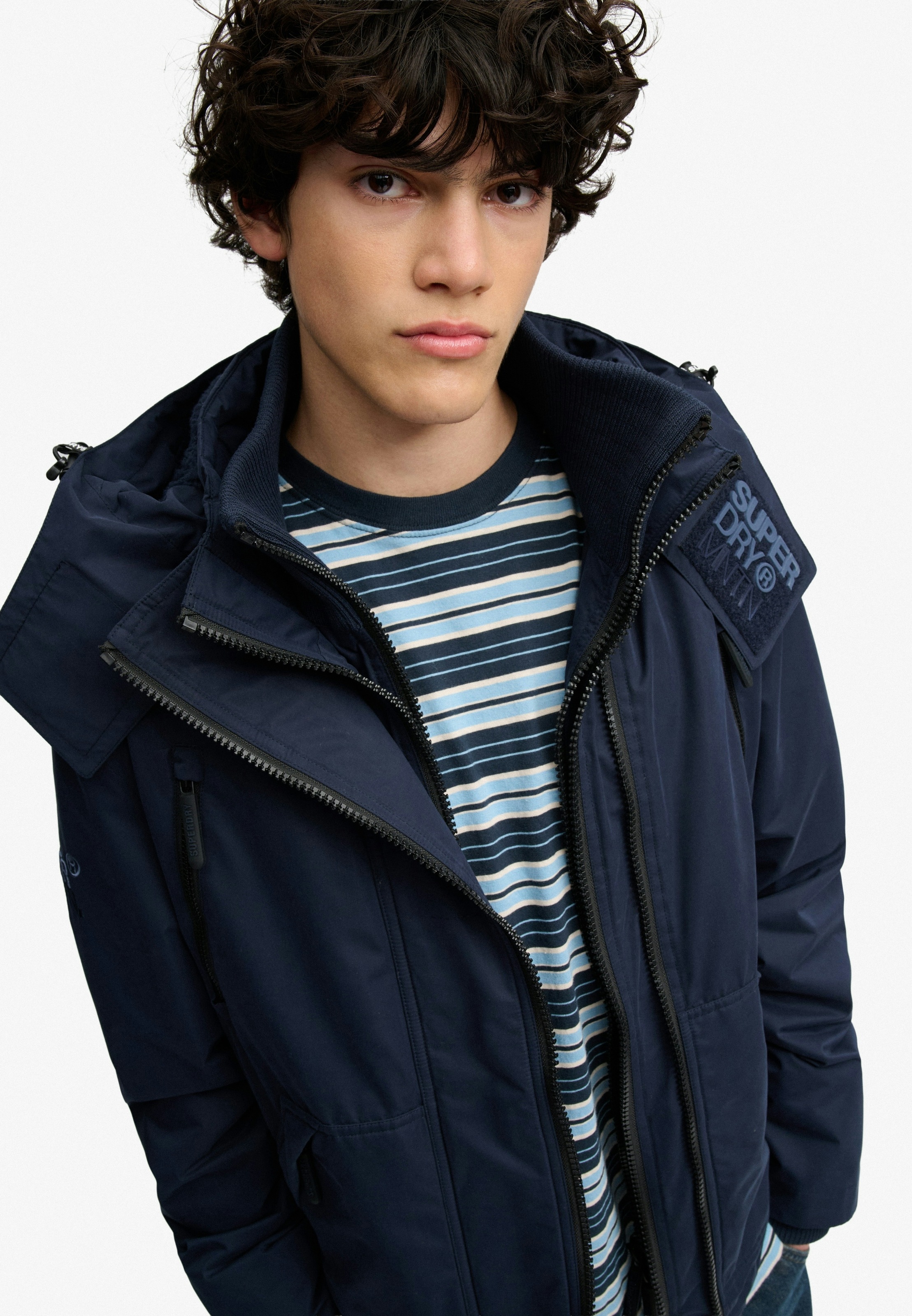 Superdry Outdoorjacke »HOODED MF ARCTIC WINDCHEATER« mit Kapuze Kunstfaser, loose fit