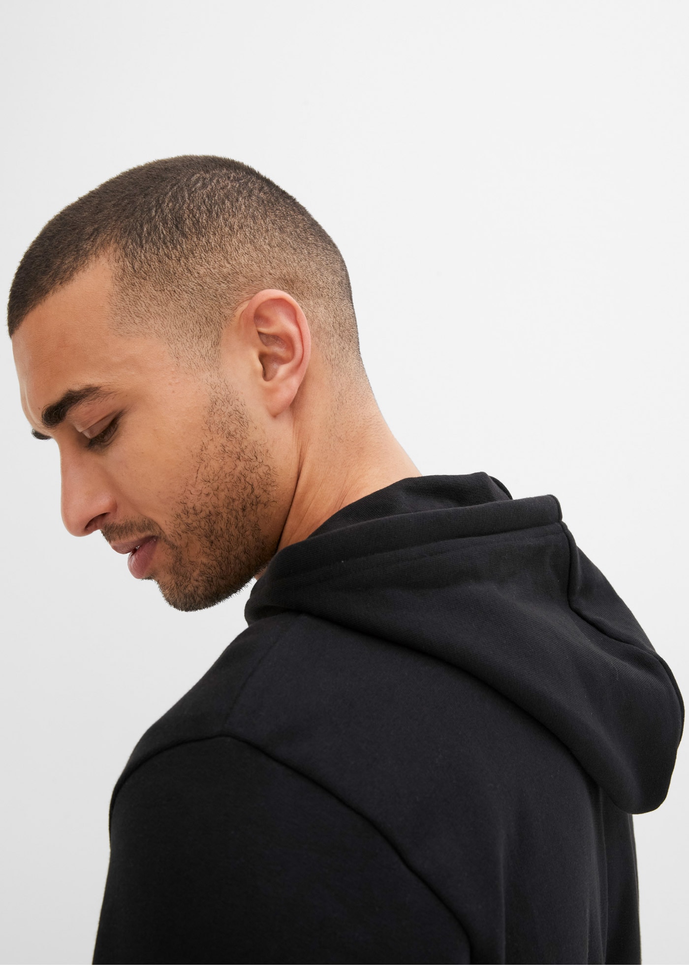 bonprix Kapuzensweatjacke »Kapuzen-Sweatjacke mit Reißverschluss« mit Kapuze, mit Reißverschluss, mit Kängurutaschen, Regular Fit