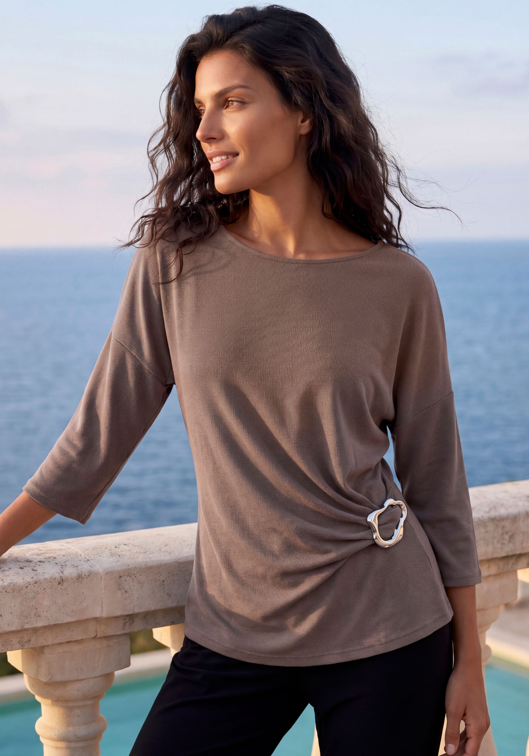 LASCANA Langarmshirt "mit elegantem Accessoire" Feinstrick aus weicher Viskosemischung