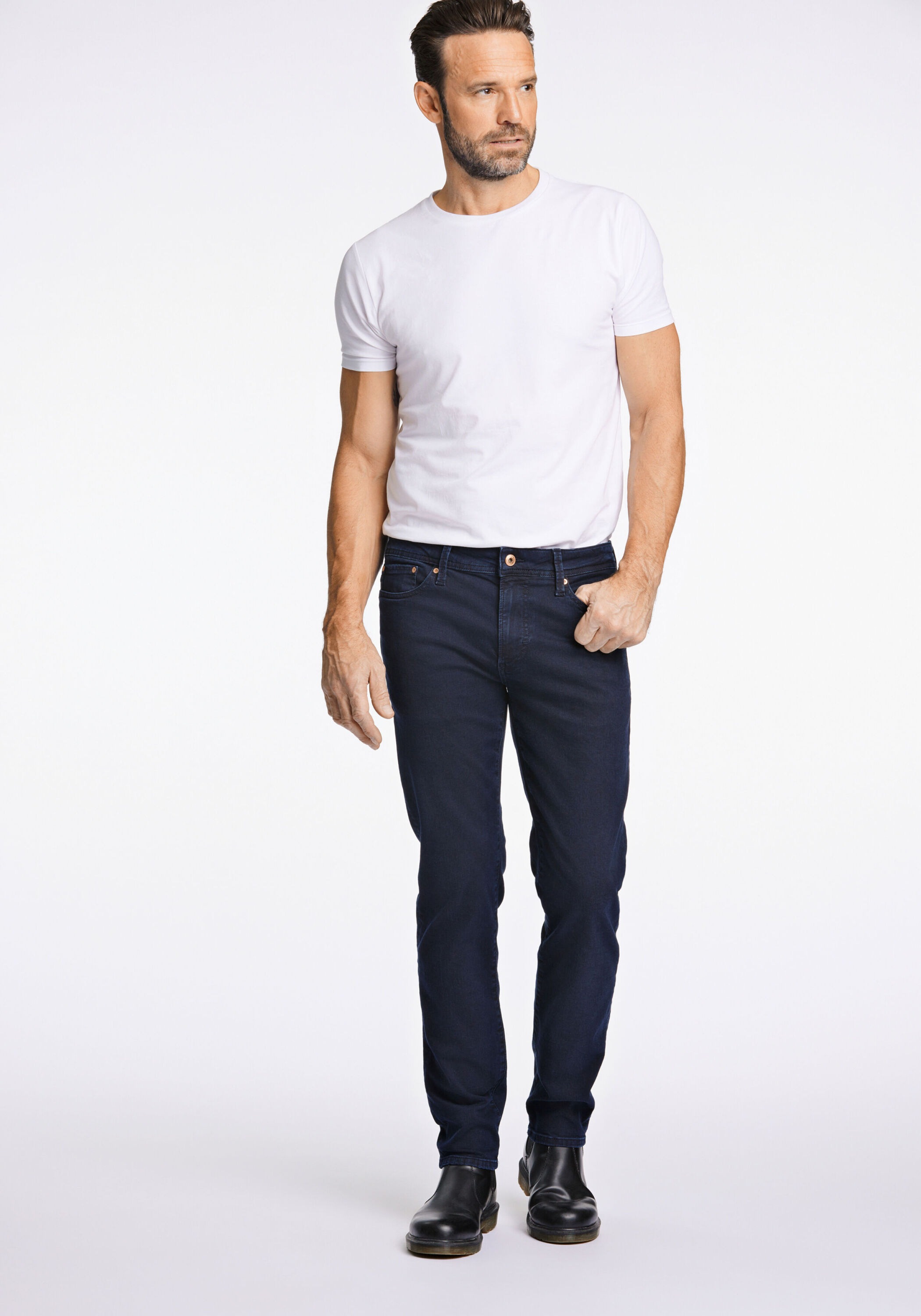 Bison Tapered Fit 5-Pocket Jeans Navy Black 44/32 3