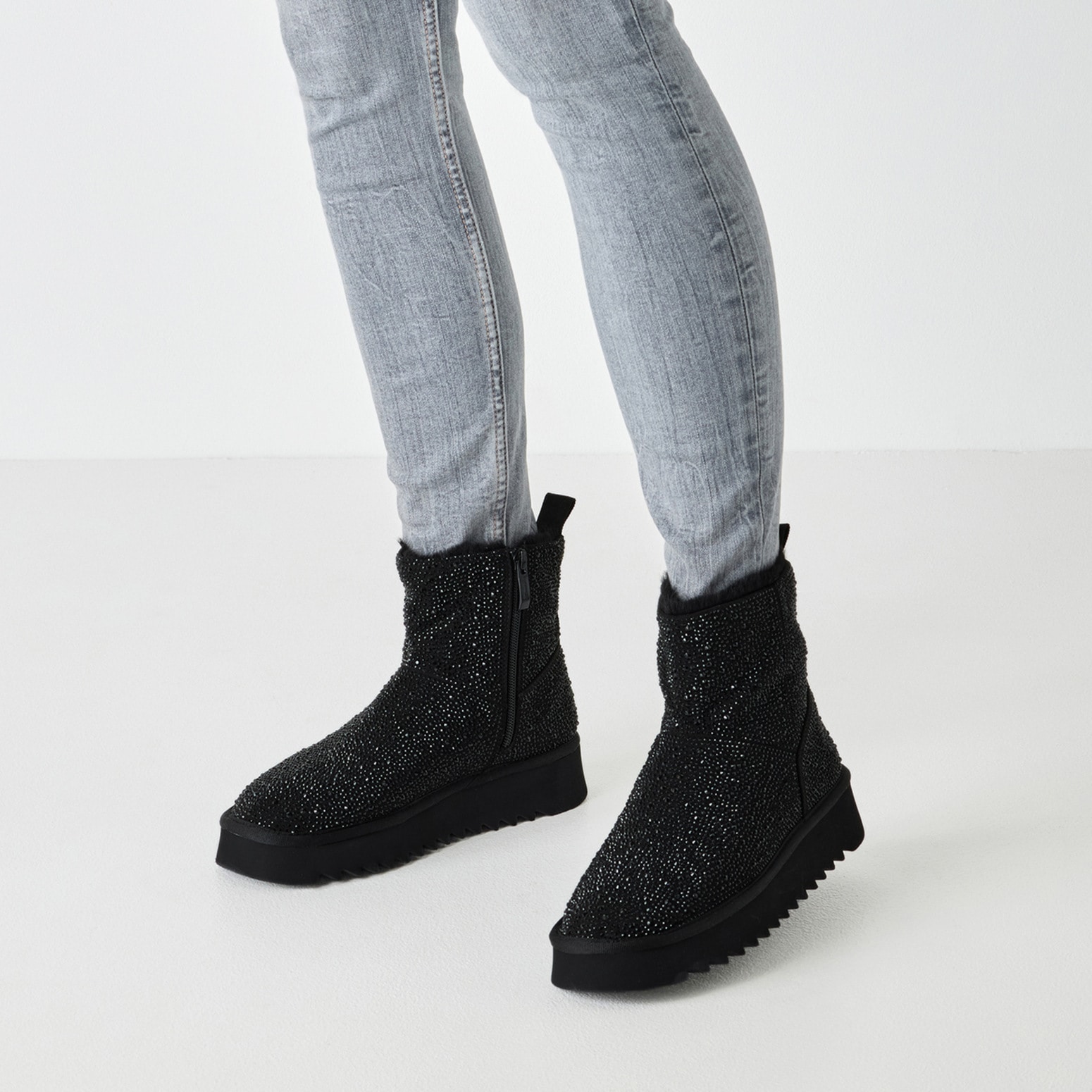 Tamaris Winterboots  , Plateau, Stiefelette mit Allover-Strasssteinen besetzt