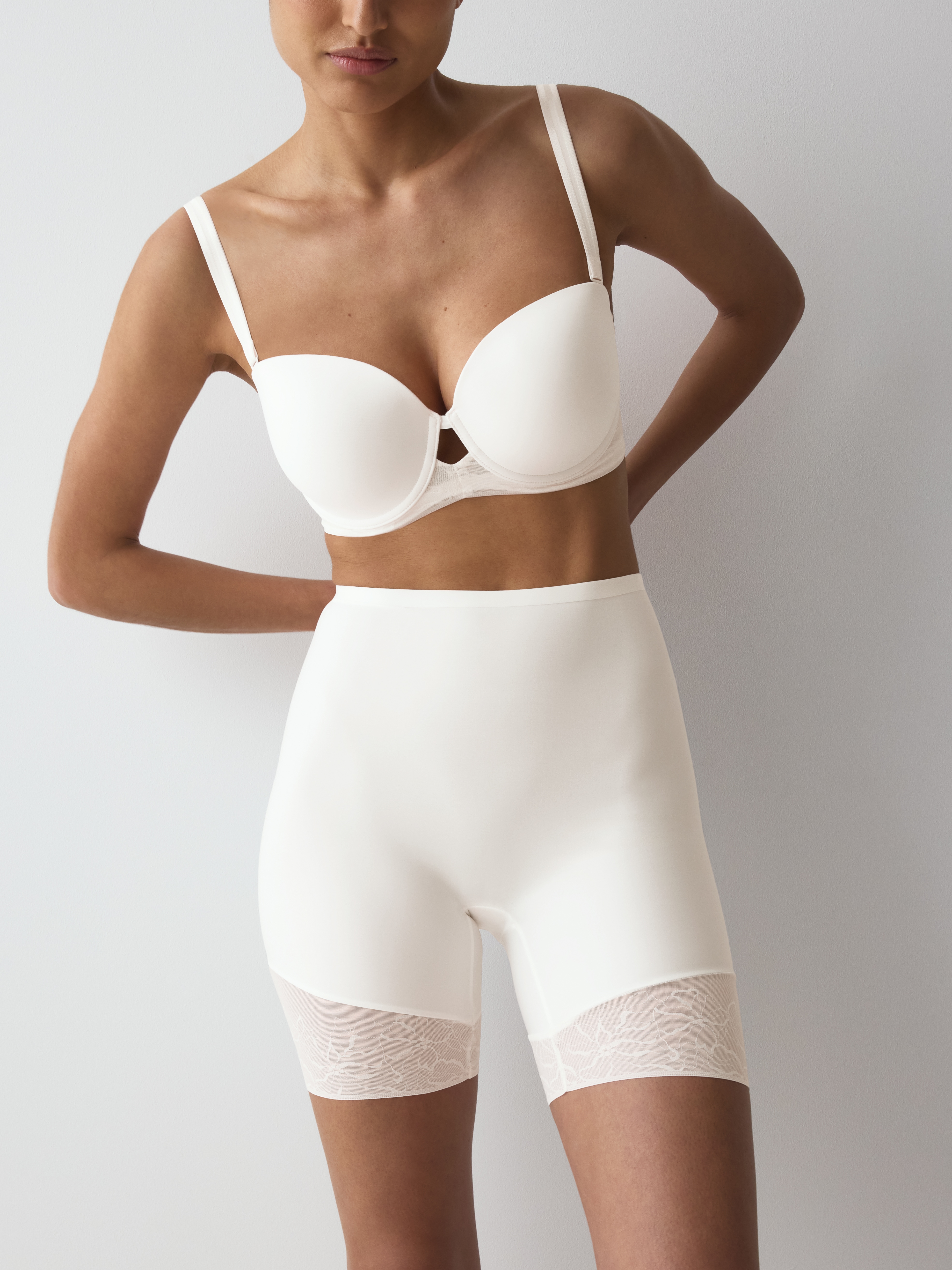 Triumph Panty "Comfort Contour Mid-Thigh Panty" flache formende Spitze