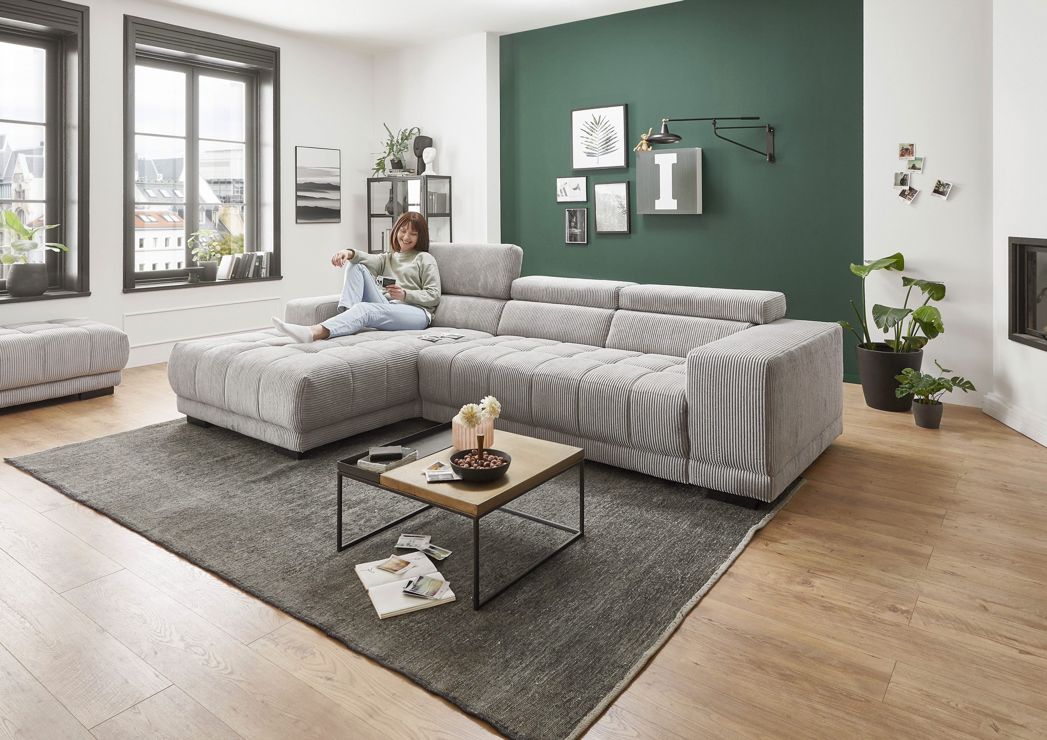 Die PlanBar Ecksofa "MP-IN15053 L-Form schmaler Schenkel" wahlweise mit Kopfteilverstellung und manueller Vorziehbank